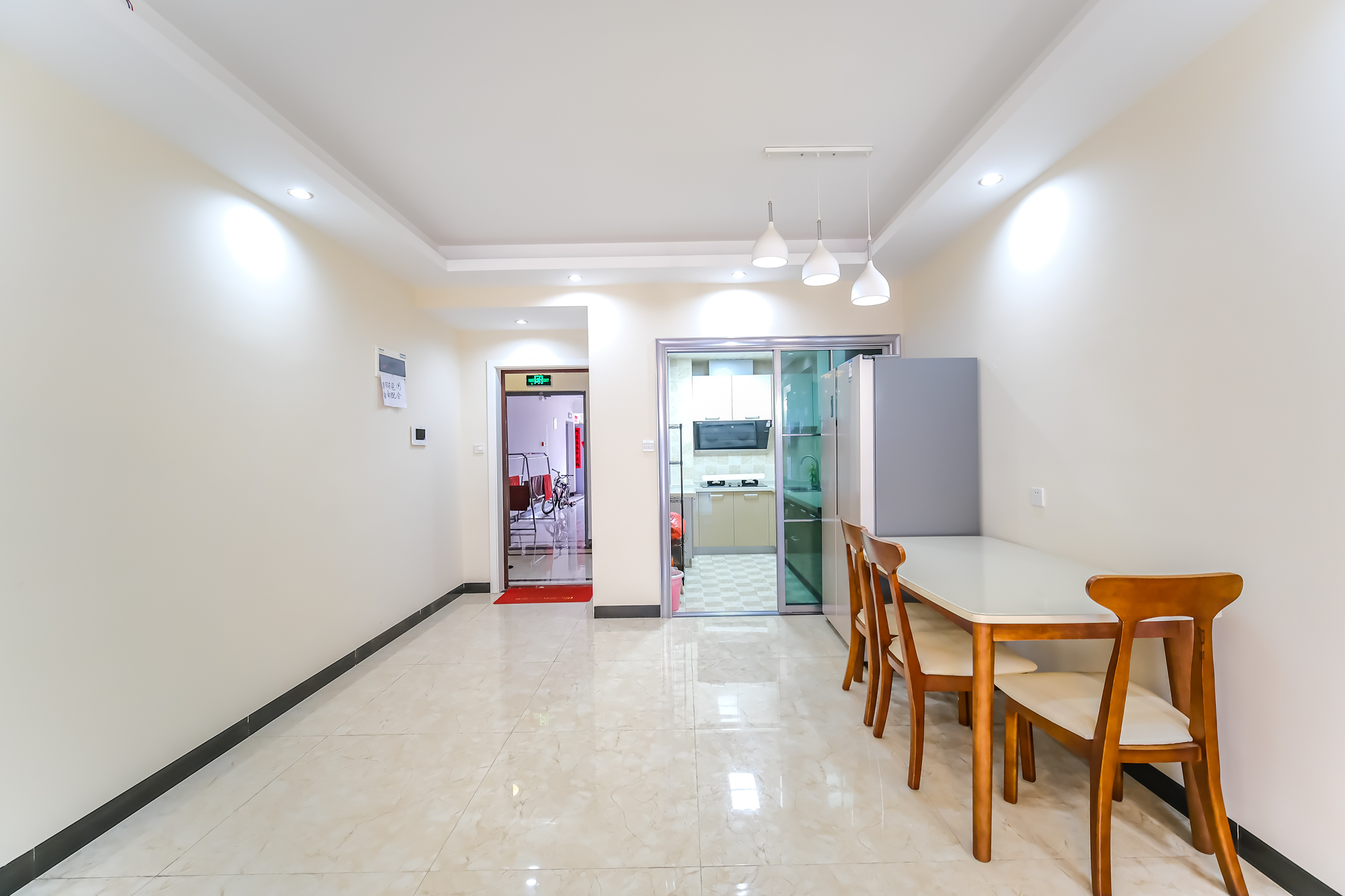 荣盛花语城  3室2厅1卫    80.0万 荣盛花语城  3室2厅1卫    80.0万客厅