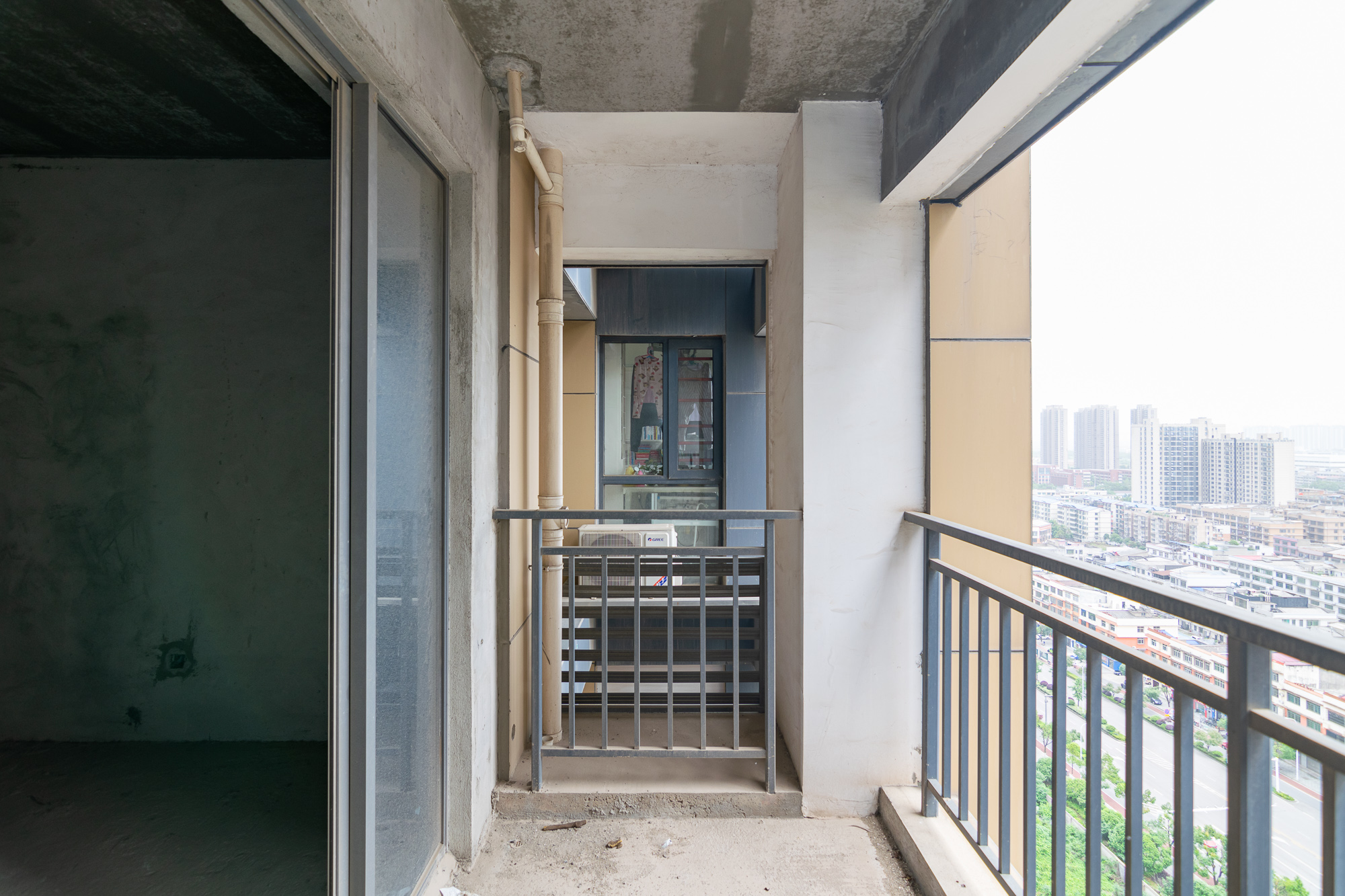 联诚现代城  3室2厅1卫    52.0万 联诚现代城  3室2厅1卫    52.0万阳台