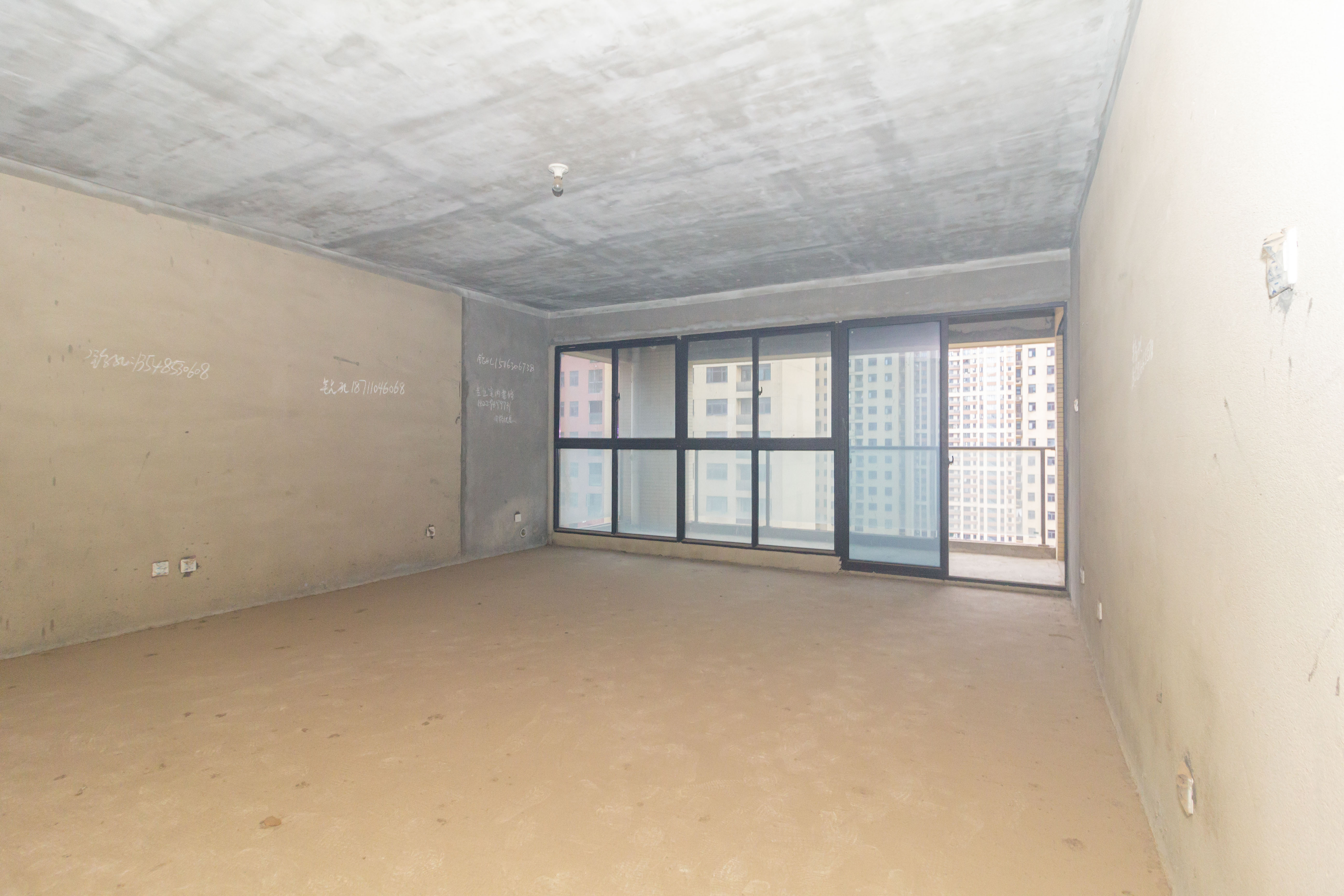 盛隆佳园 5室2厅3卫 168.0万 盛隆佳园 5室2厅3卫 168.0万客厅