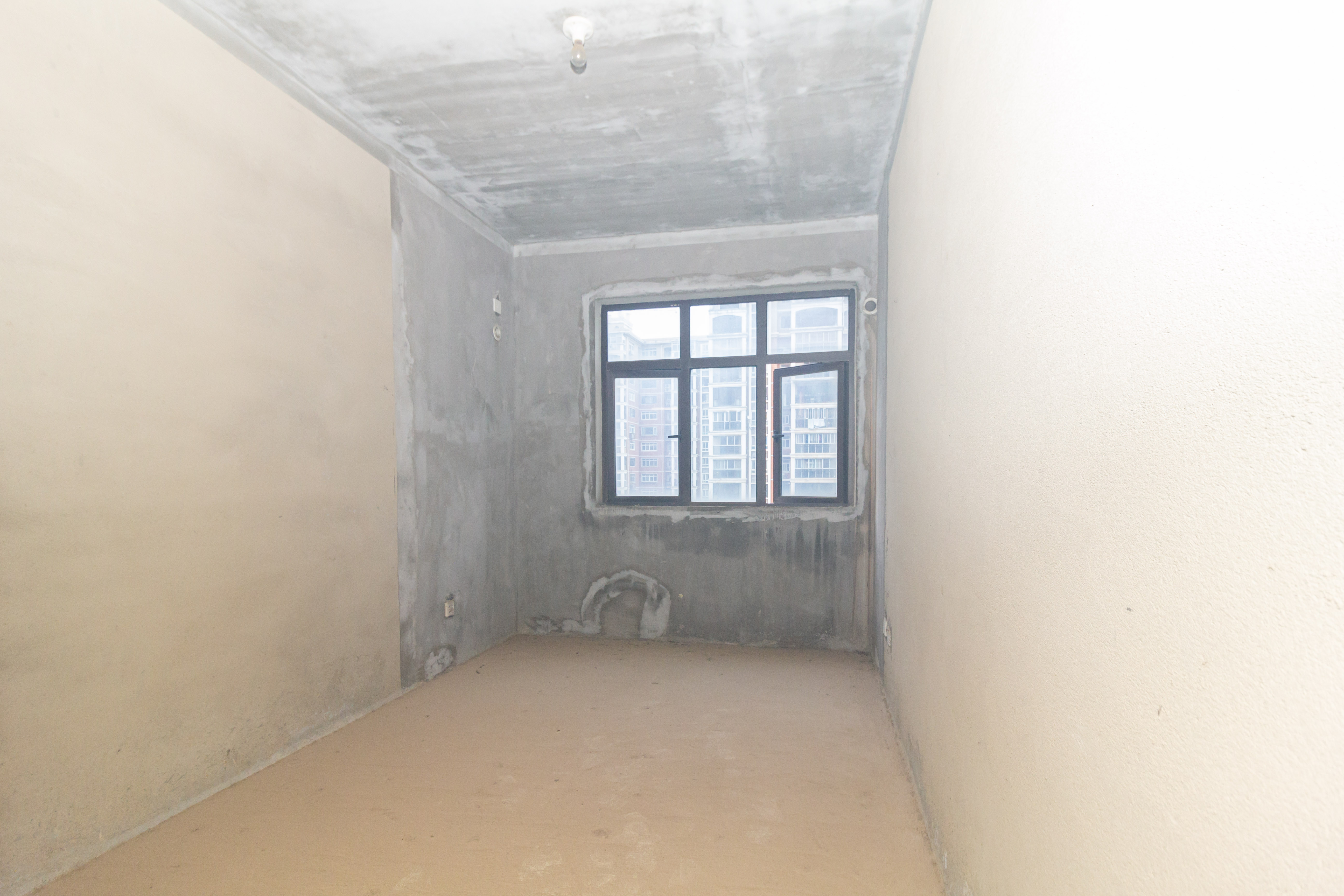 盛隆佳园 5室2厅3卫 168.0万 盛隆佳园 5室2厅3卫 168.0万卧室