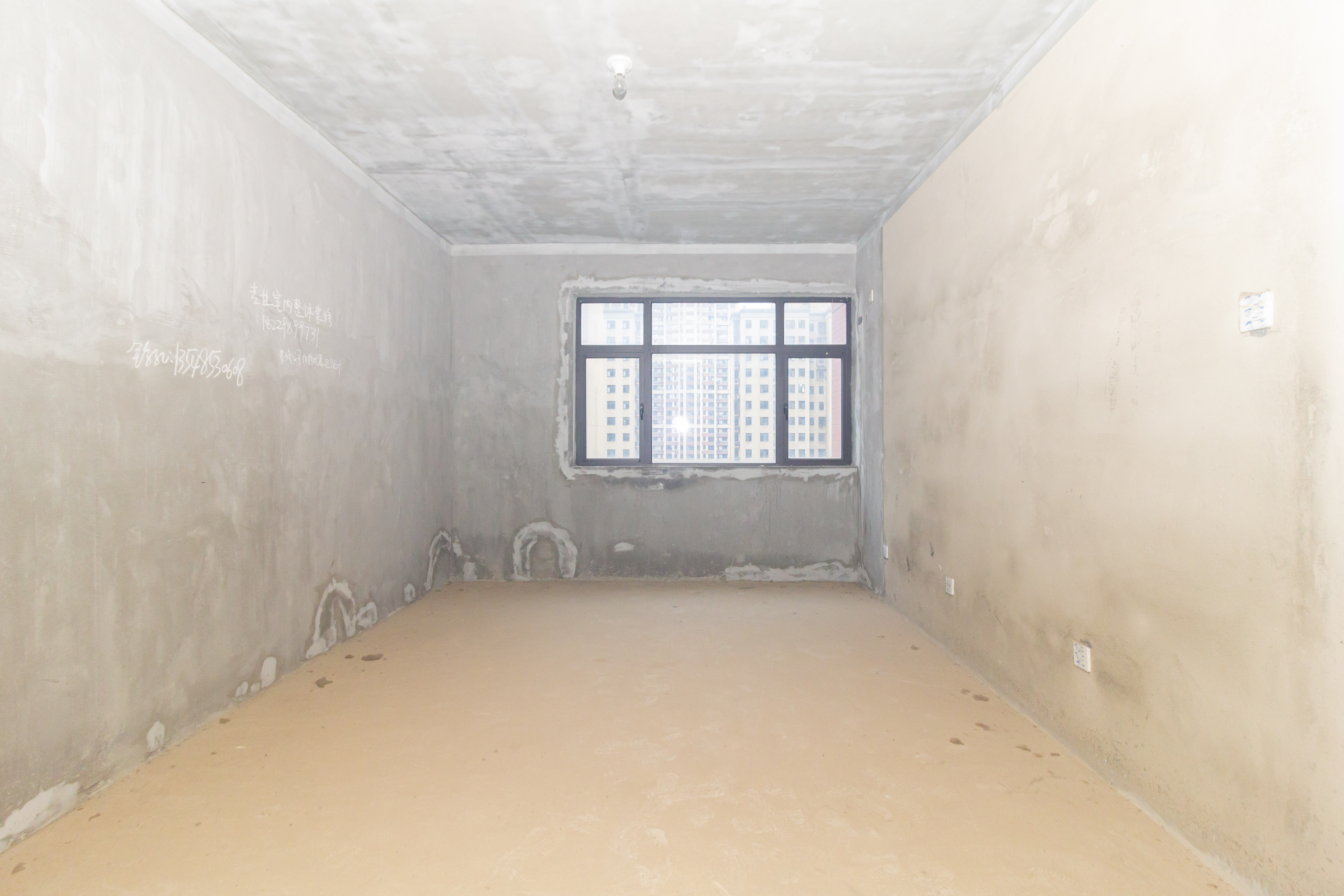 盛隆佳园 5室2厅3卫 168.0万 盛隆佳园 5室2厅3卫 168.0万卧室