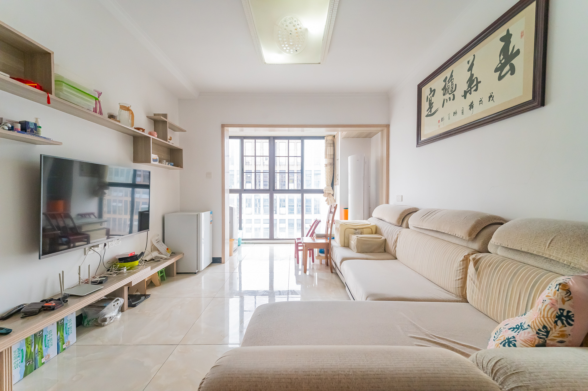 华润置地广场二期  3室2厅1卫    81.8万 华润置地广场二期  3室2厅1卫    81.8万客厅