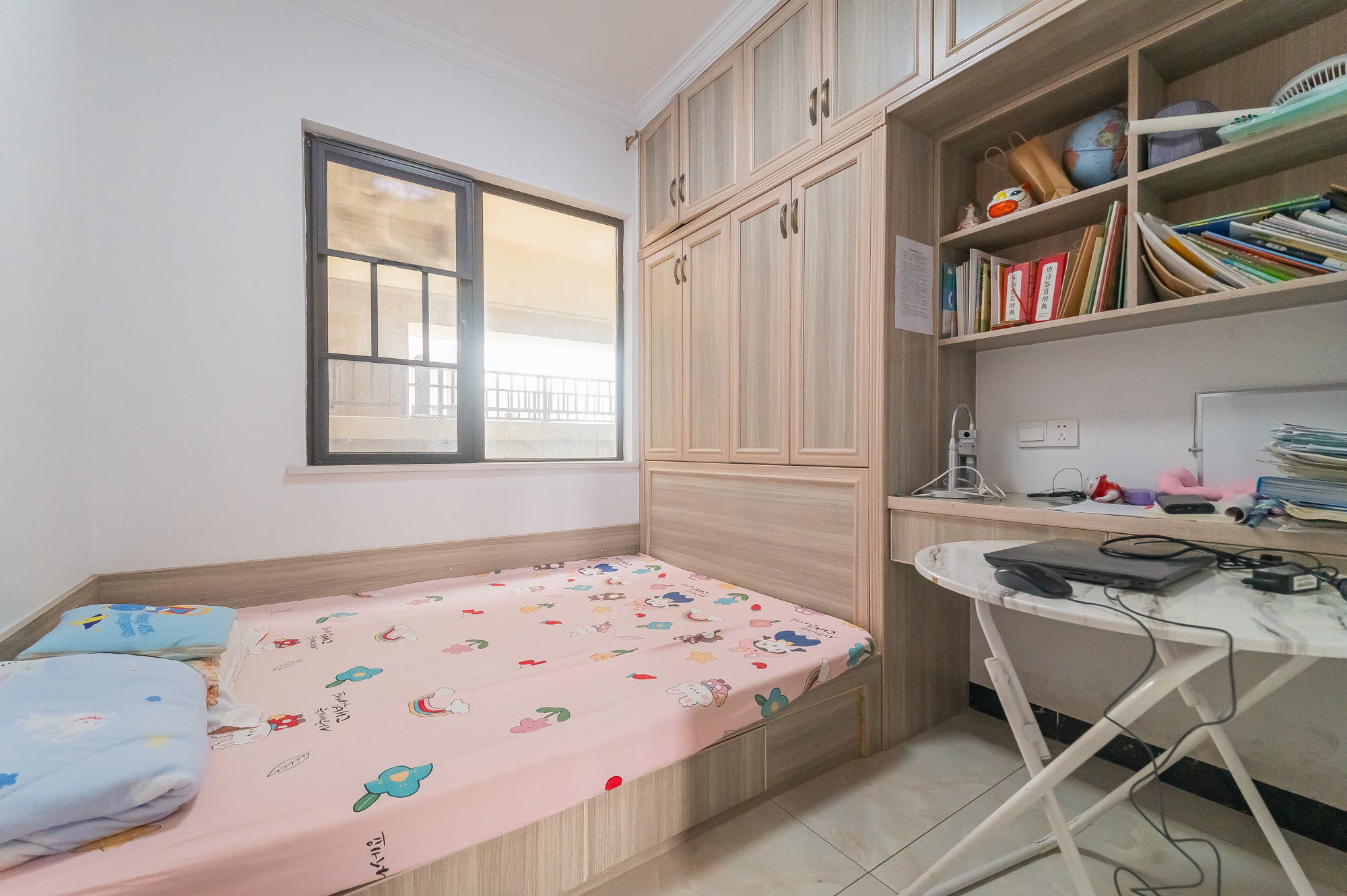 华润置地广场二期  3室2厅1卫    81.8万 华润置地广场二期  3室2厅1卫    81.8万卧室