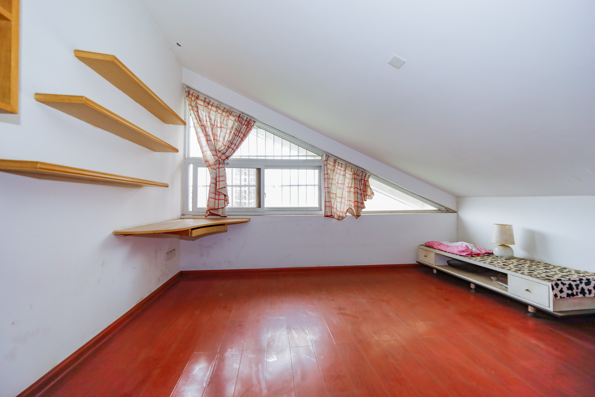 山水庭院  3室2厅1卫    52.0万 山水庭院  3室2厅1卫    52.0万卧室