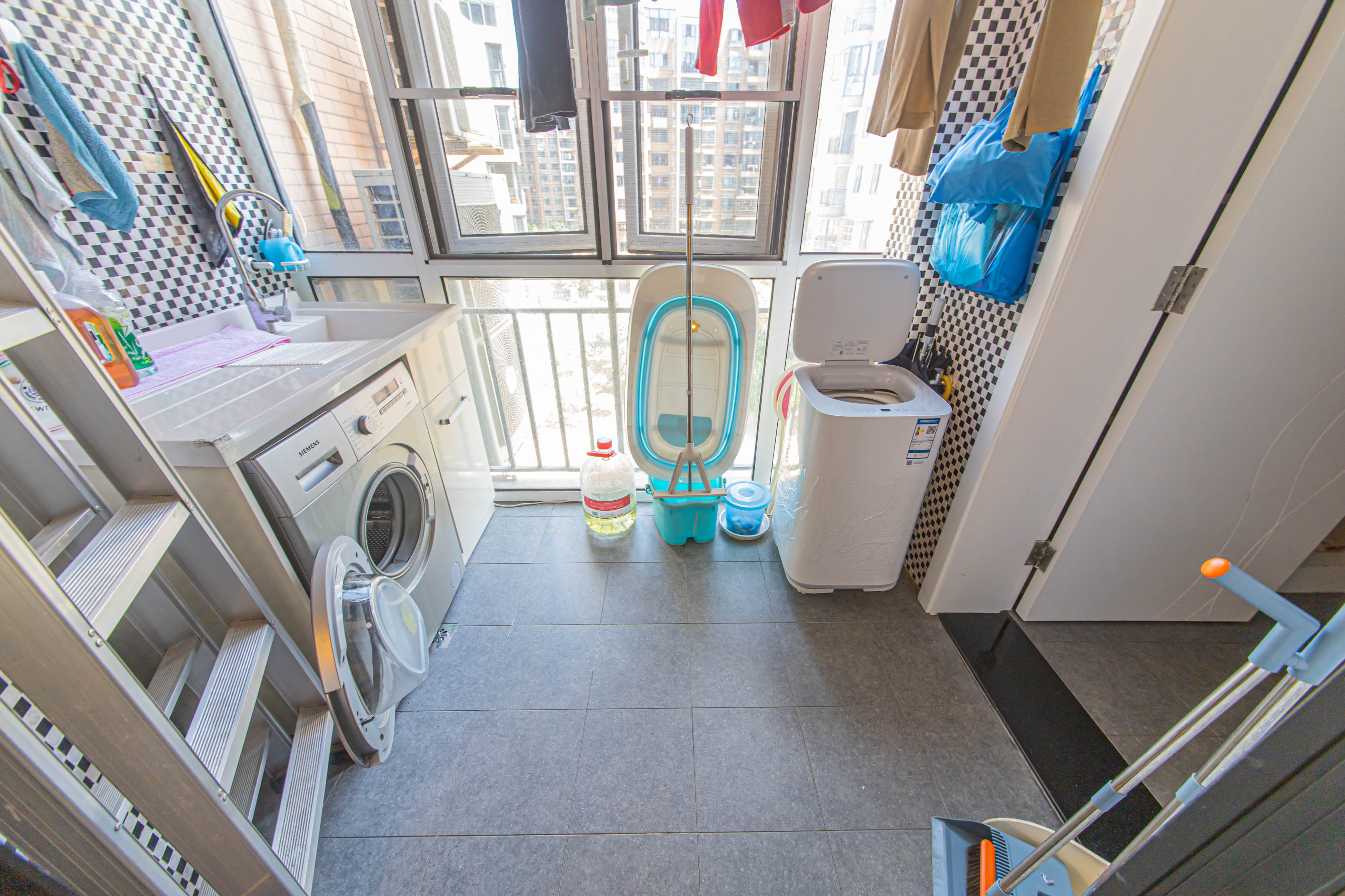 怡和山庄  4室2厅2卫    156.0万 怡和山庄  4室2厅2卫    156.0万阳台