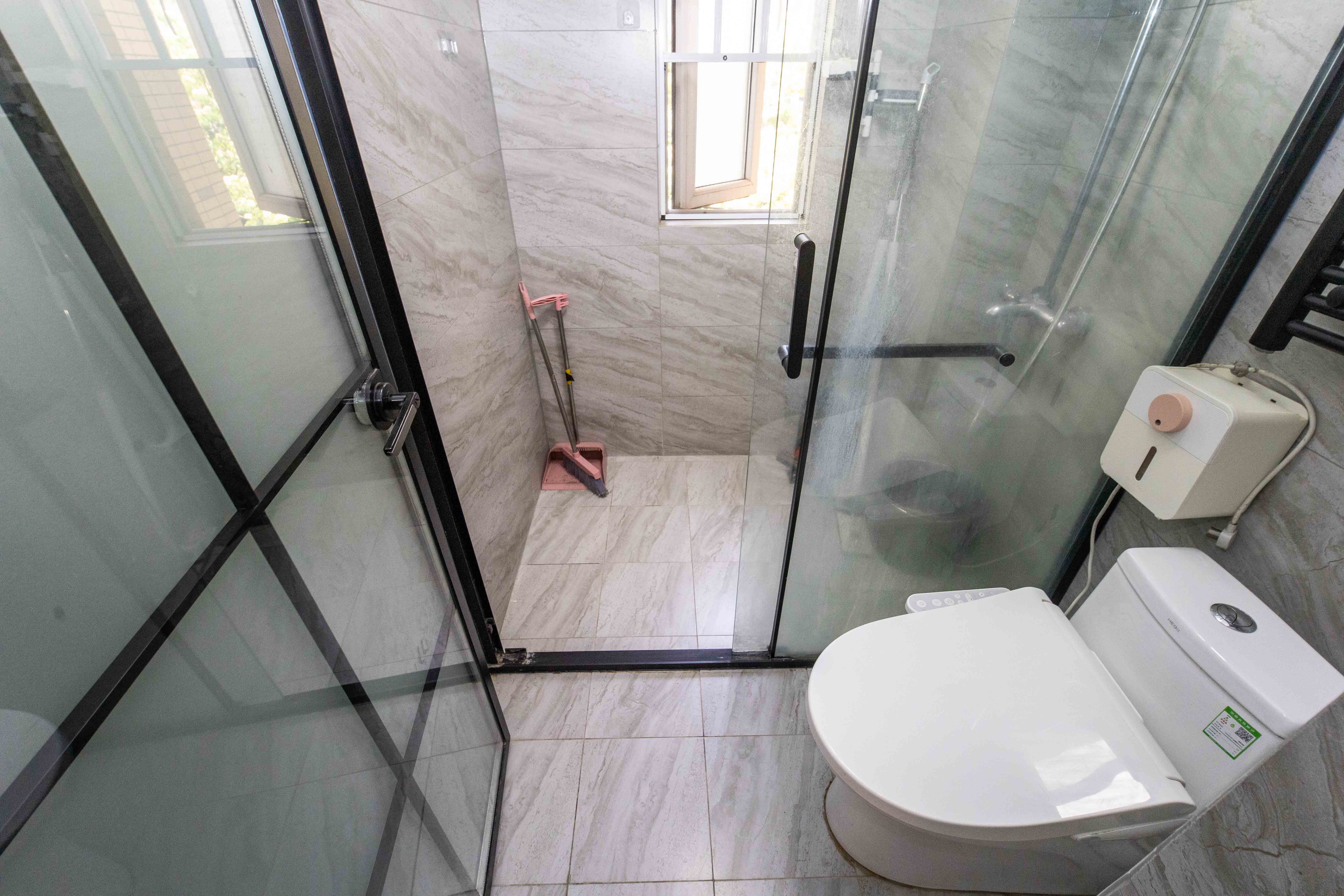 金地格林公馆  3室2厅2卫    130.0万卫生间