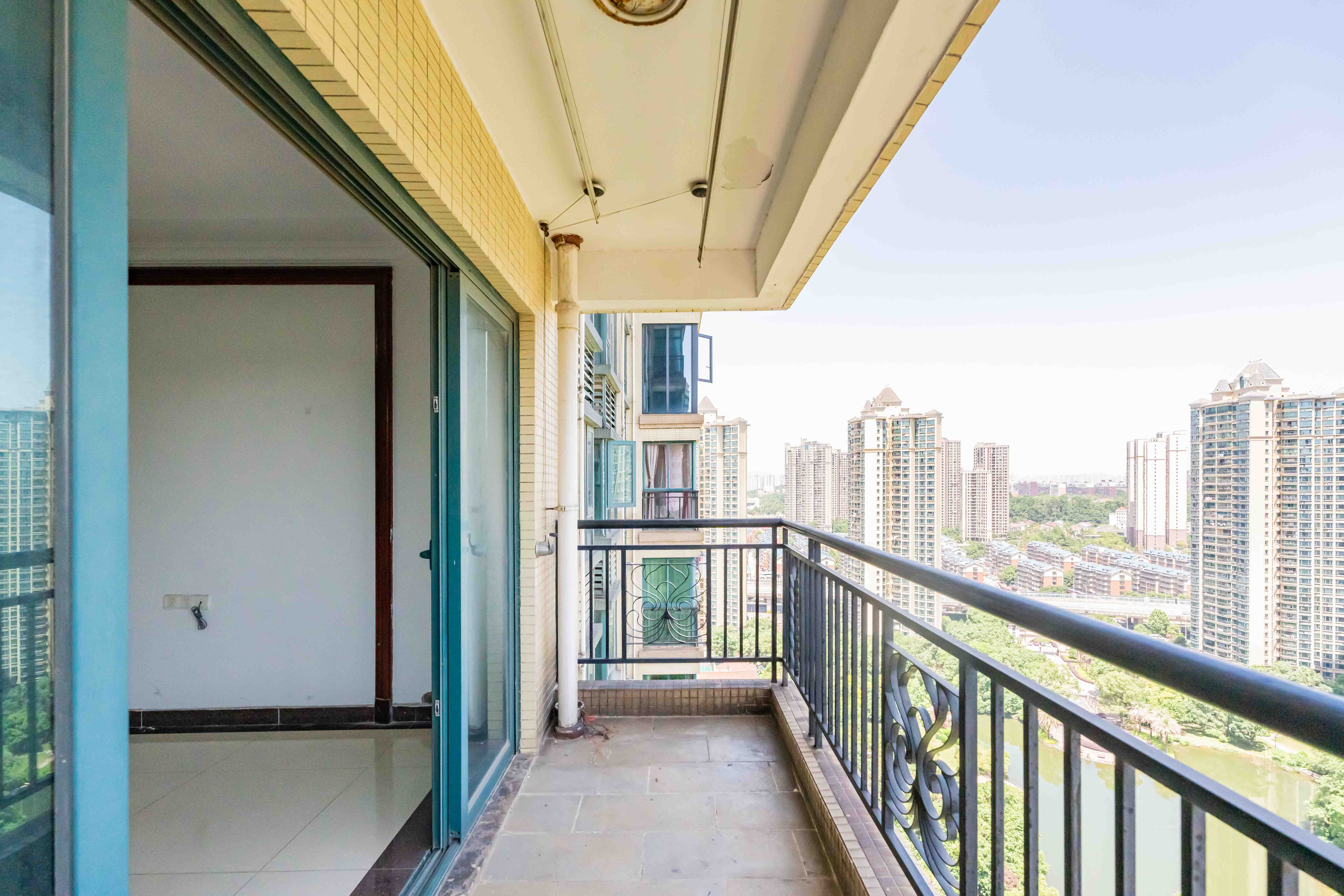 恒大雅苑 3室2厅1卫 100.0万 恒大雅苑 3室2厅1卫 100.0万阳台