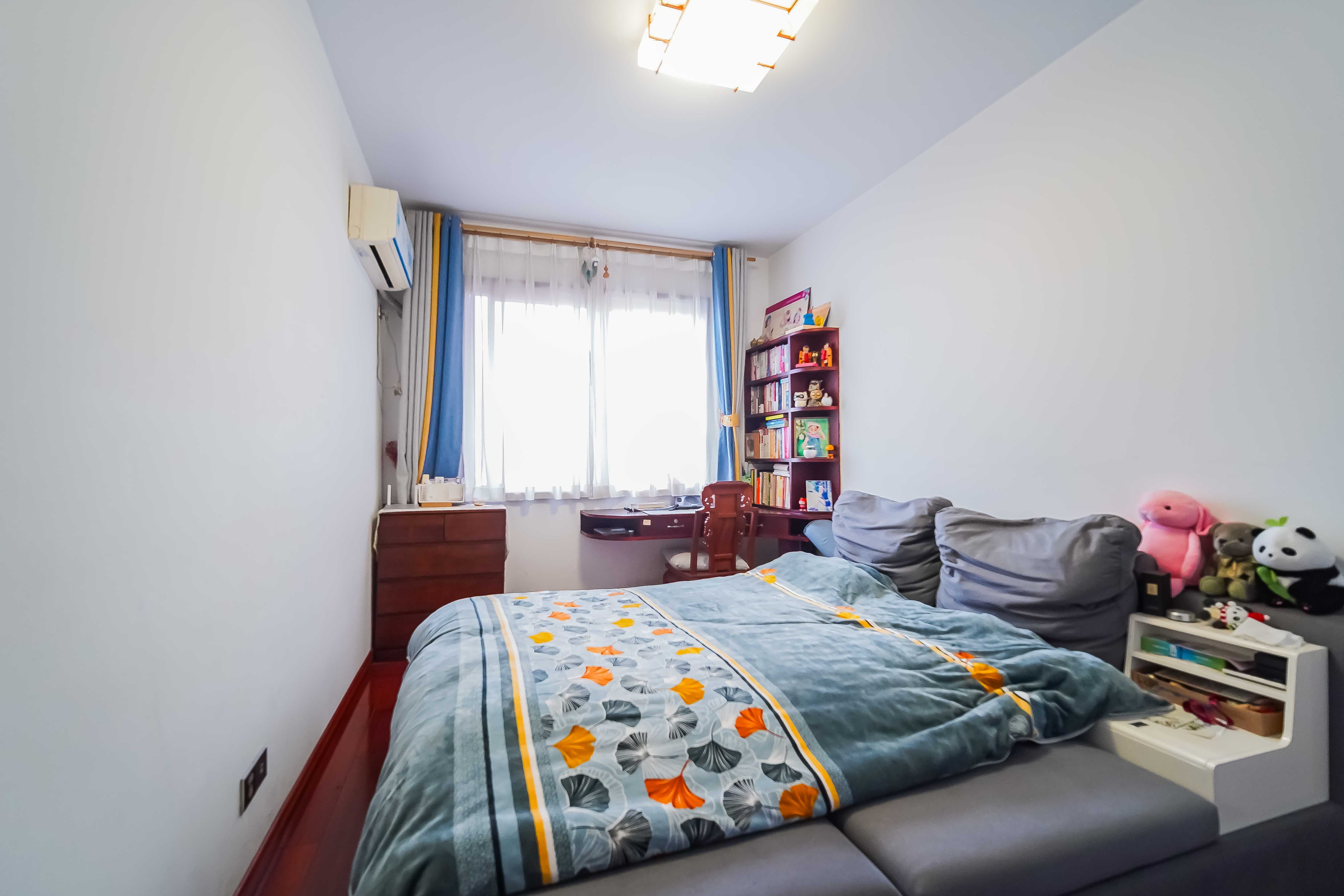 香樟鑫都  5室2厅2卫    228.0万卧室