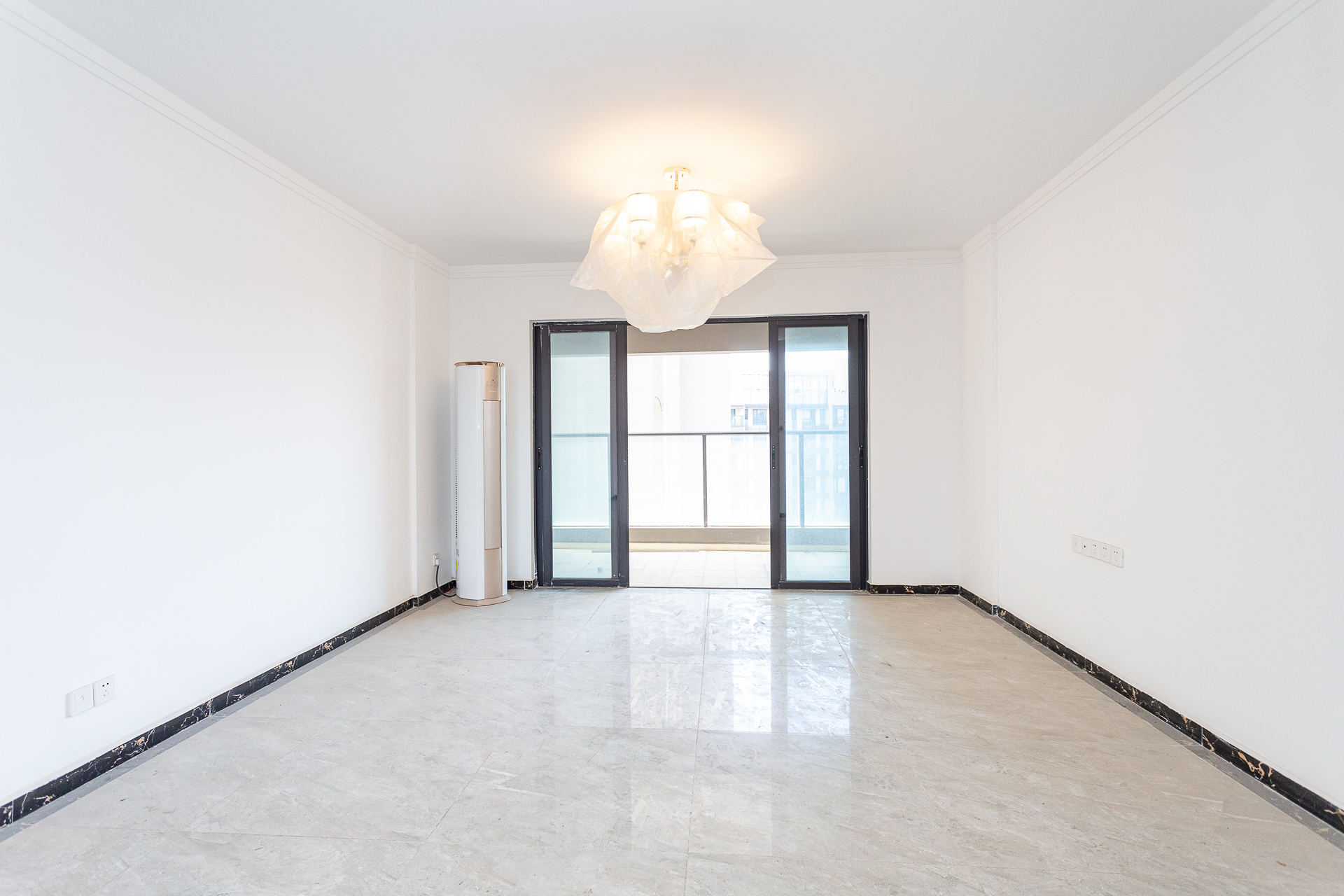 万润滨江天著  5室2厅2卫    162.0万 万润滨江天著  5室2厅2卫    162.0万客厅