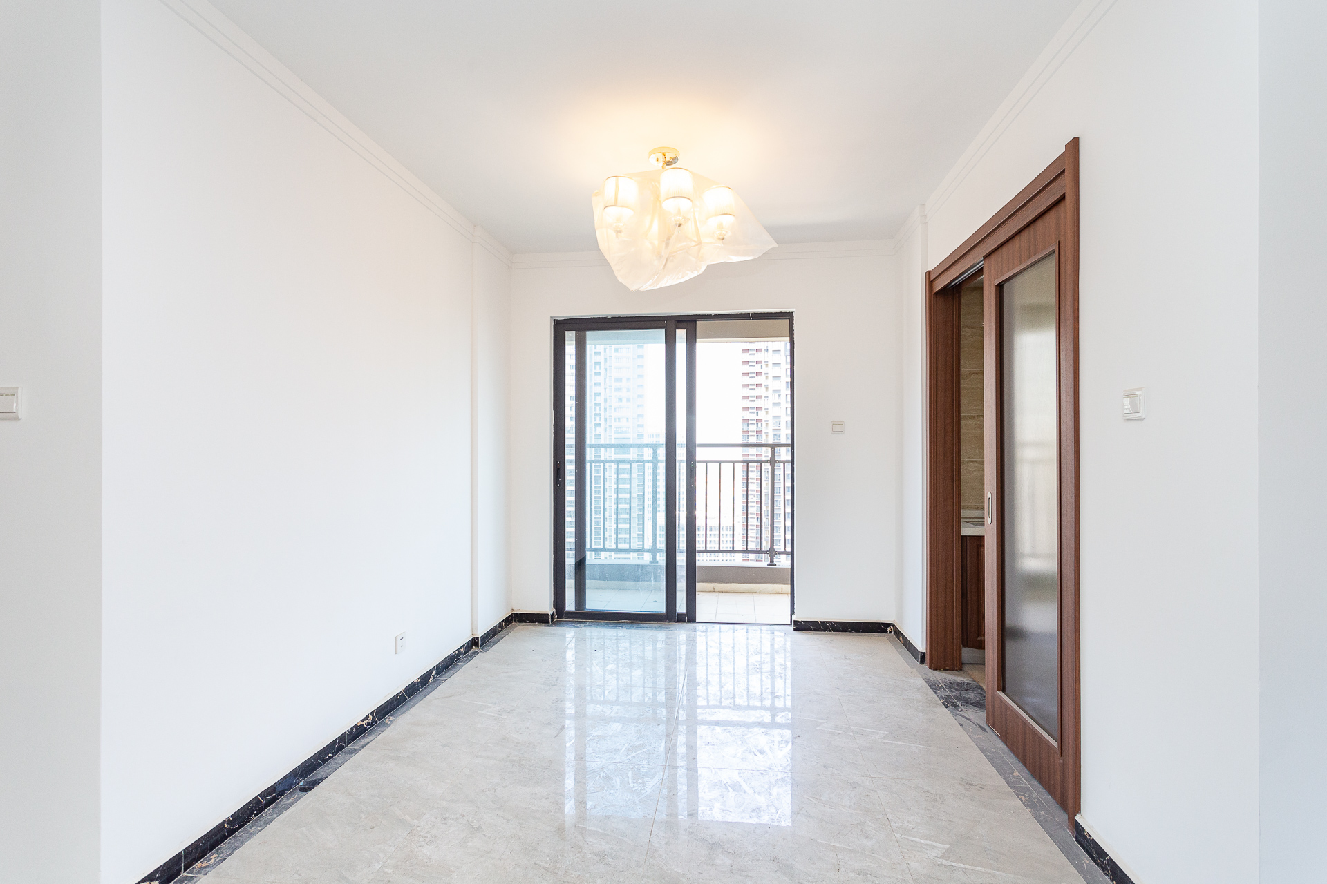 万润滨江天著  5室2厅2卫    162.0万 万润滨江天著  5室2厅2卫    162.0万客厅