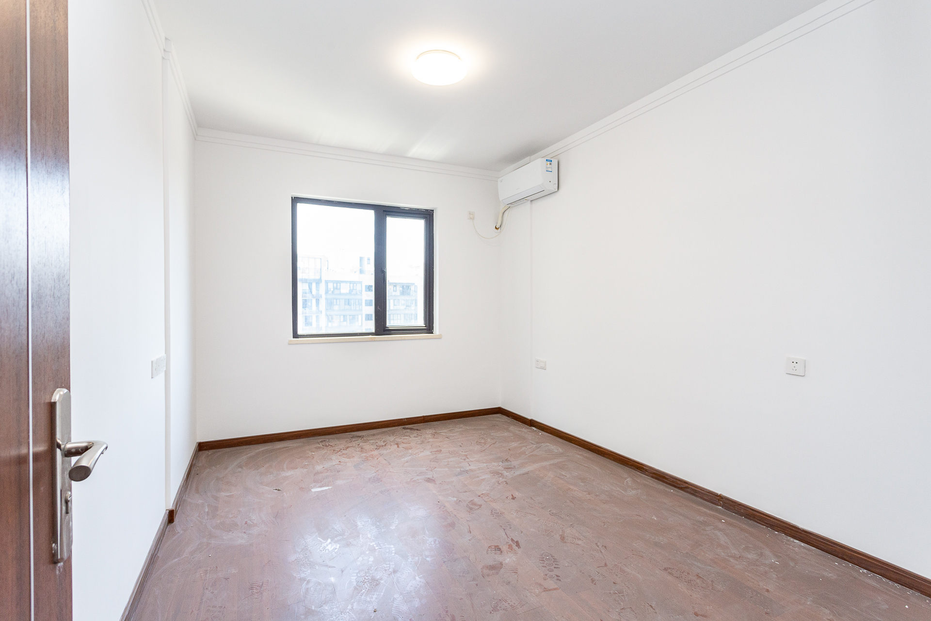 万润滨江天著  5室2厅2卫    162.0万 万润滨江天著  5室2厅2卫    162.0万卧室