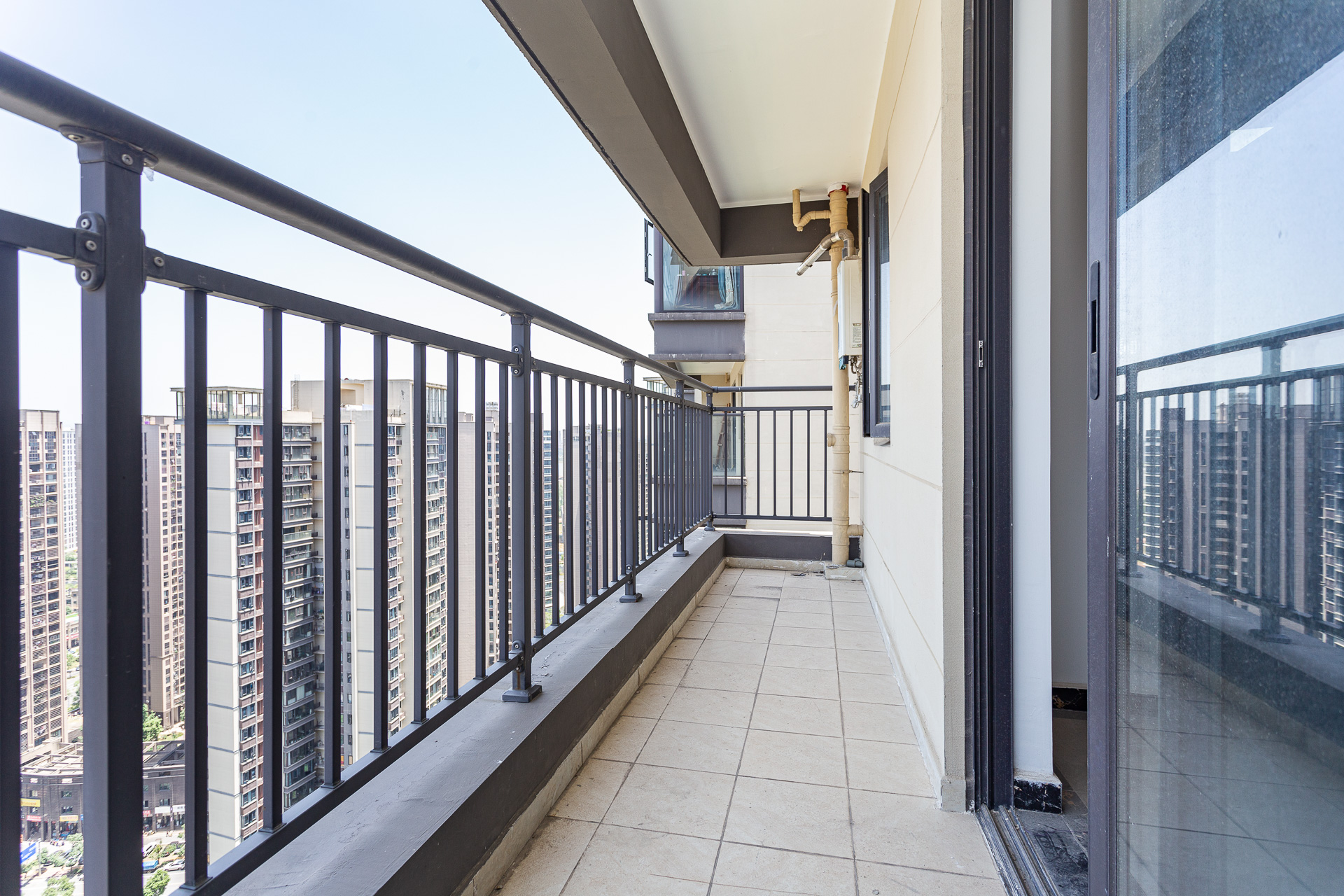 万润滨江天著  5室2厅2卫    162.0万 万润滨江天著  5室2厅2卫    162.0万阳台