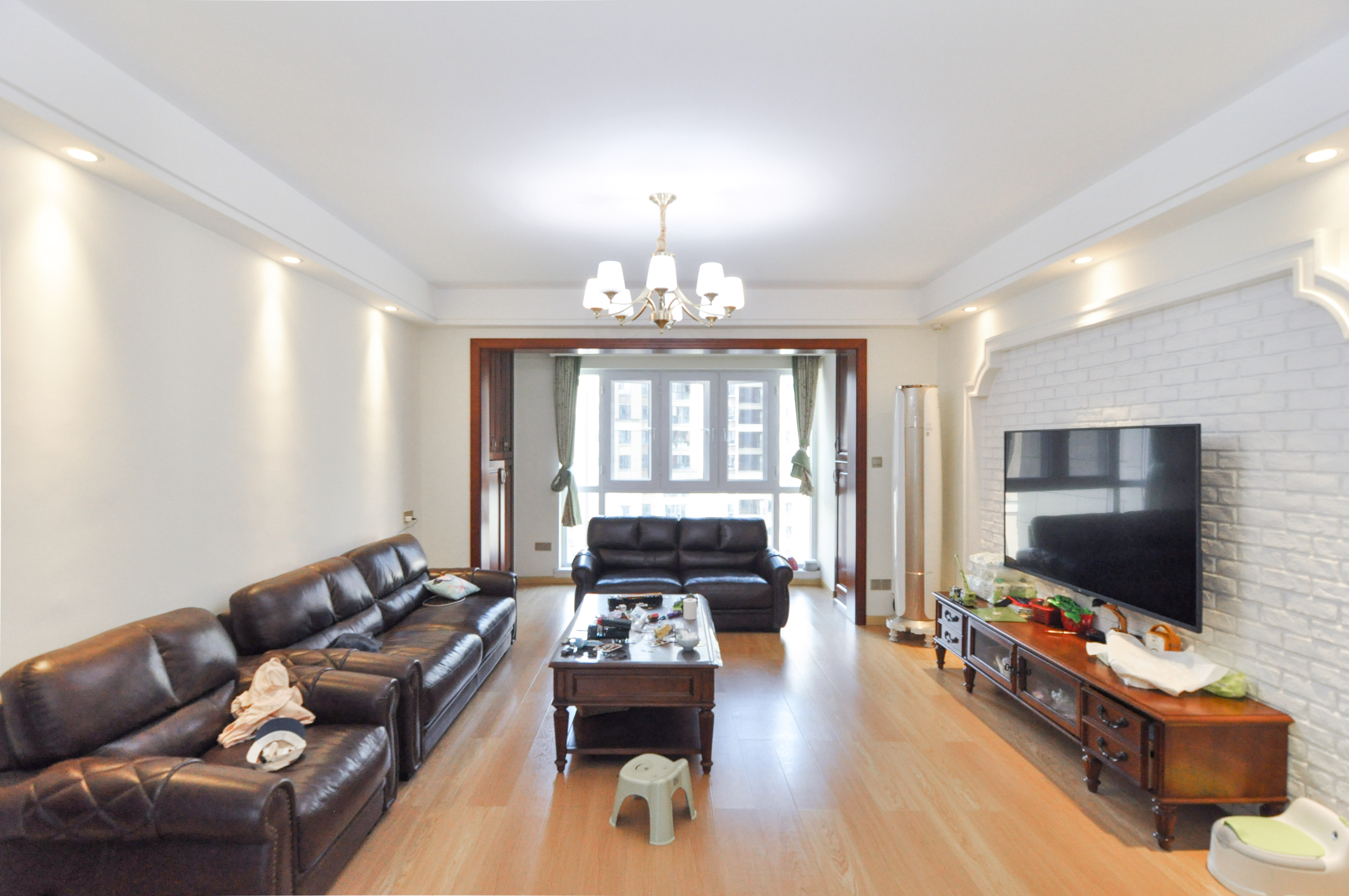 卓越浅水湾  4室2厅2卫    195.0万客厅