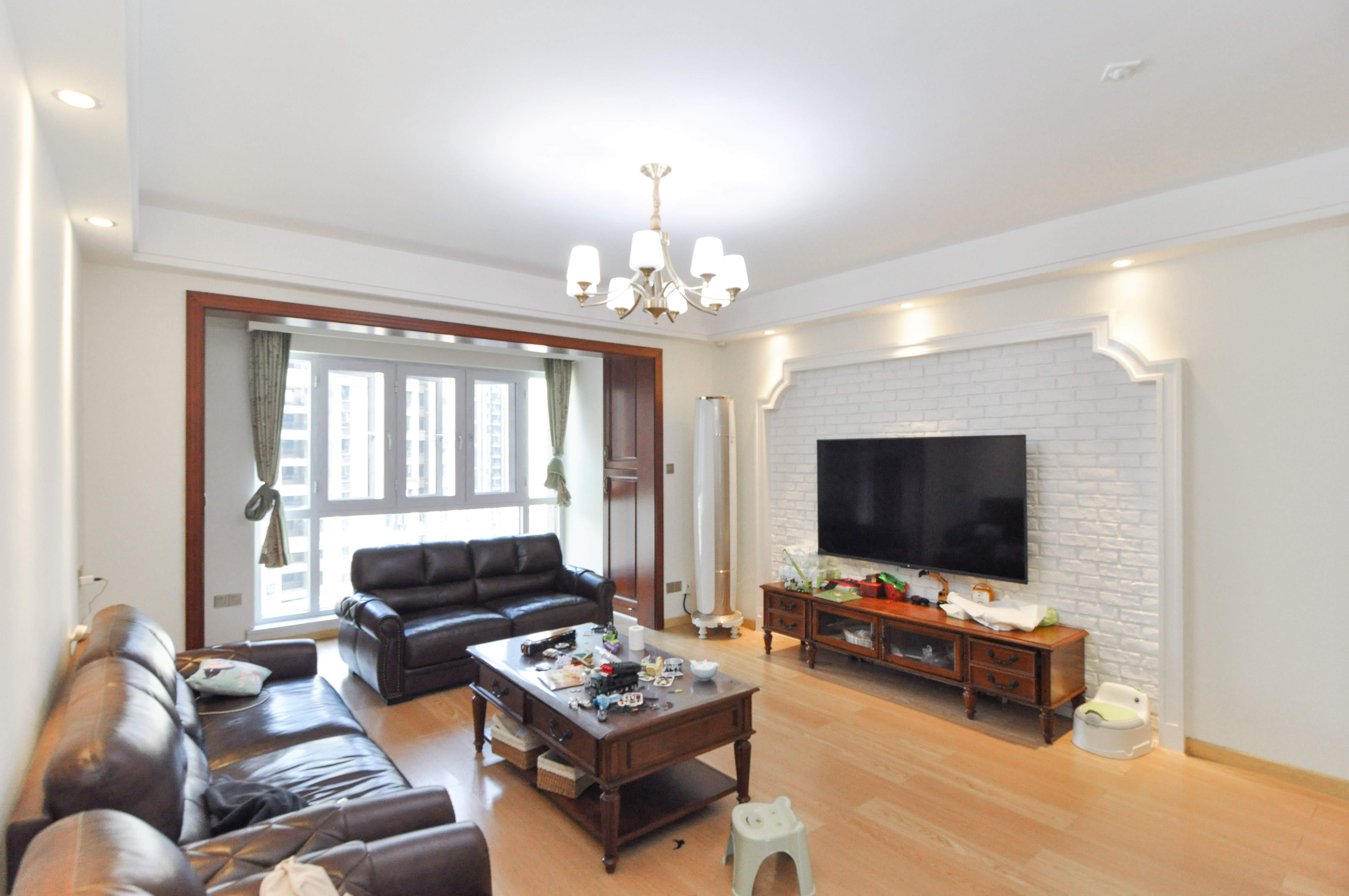 卓越浅水湾  4室2厅2卫    195.0万客厅