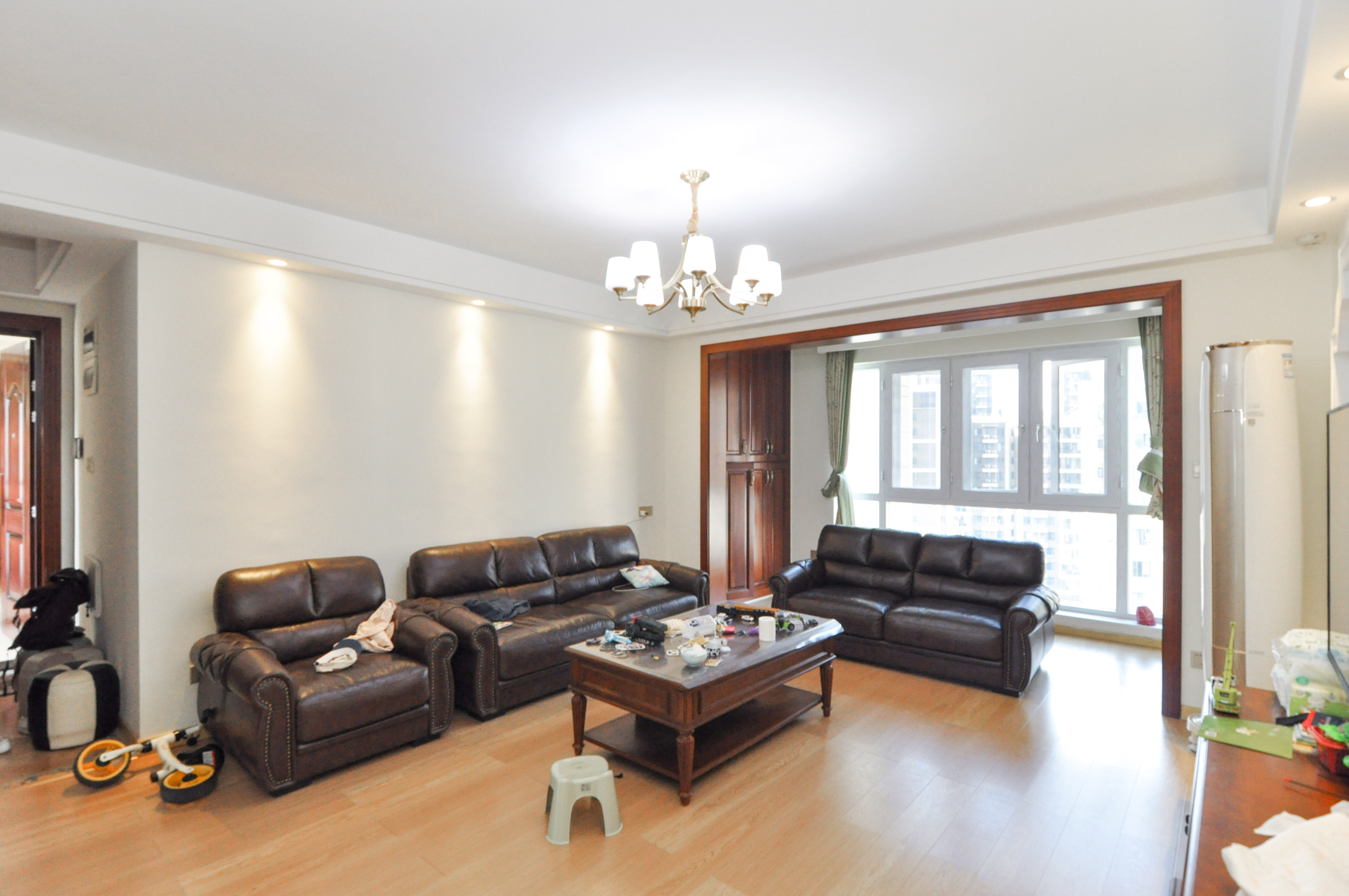 卓越浅水湾  4室2厅2卫    195.0万客厅