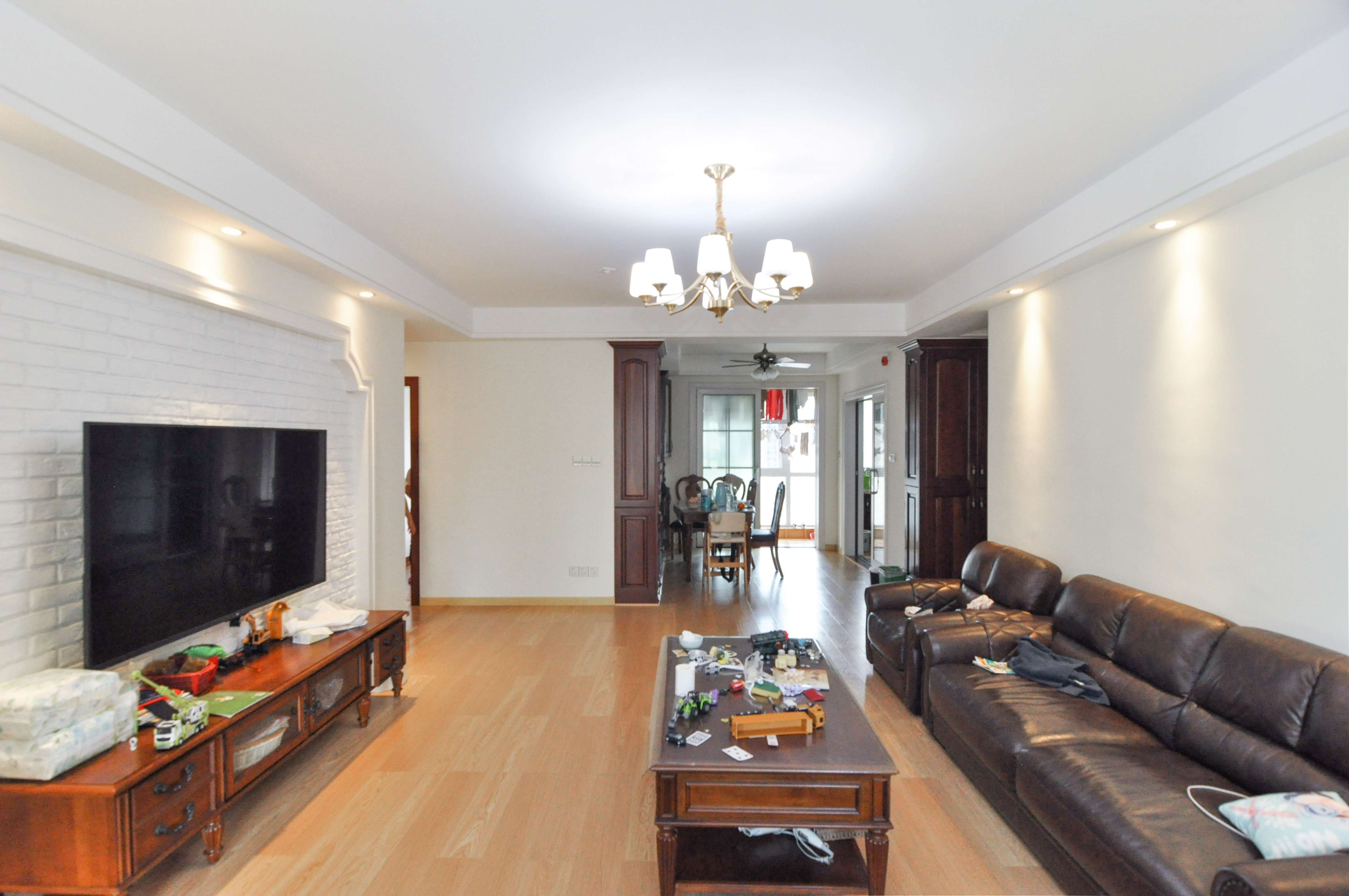 卓越浅水湾  4室2厅2卫    195.0万客厅