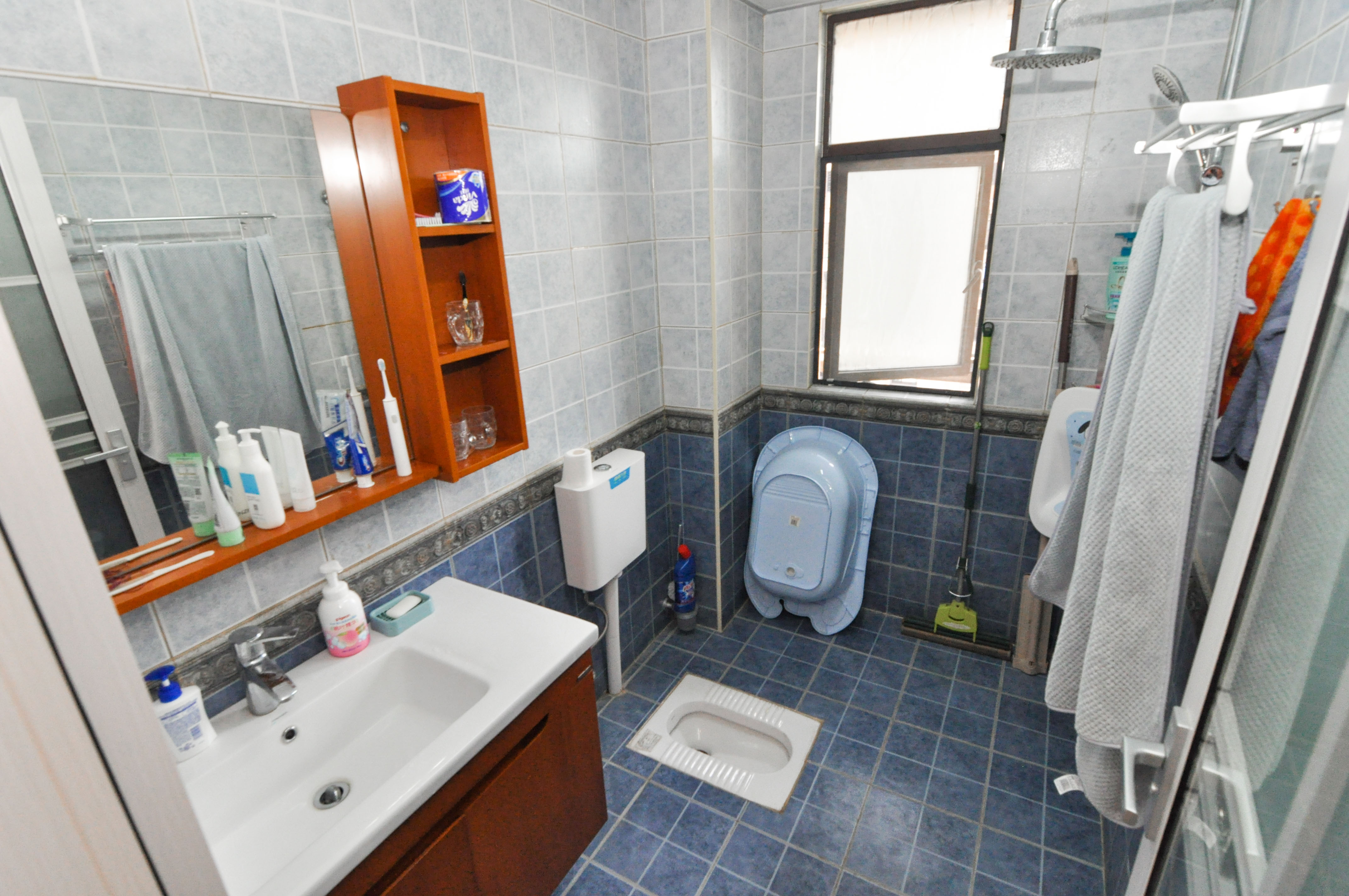 卓越浅水湾  4室2厅2卫    195.0万卫生间