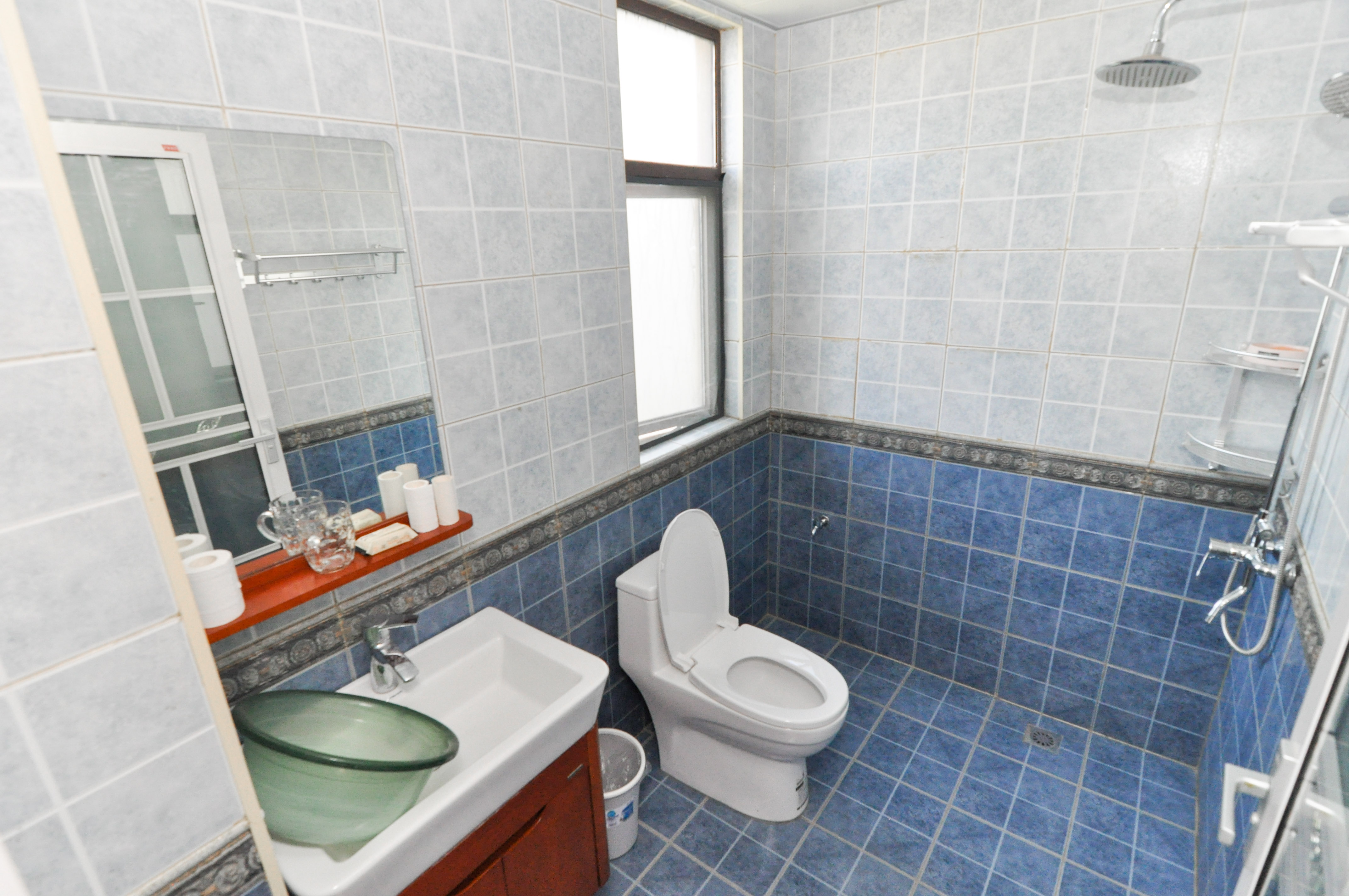 卓越浅水湾  4室2厅2卫    195.0万卫生间