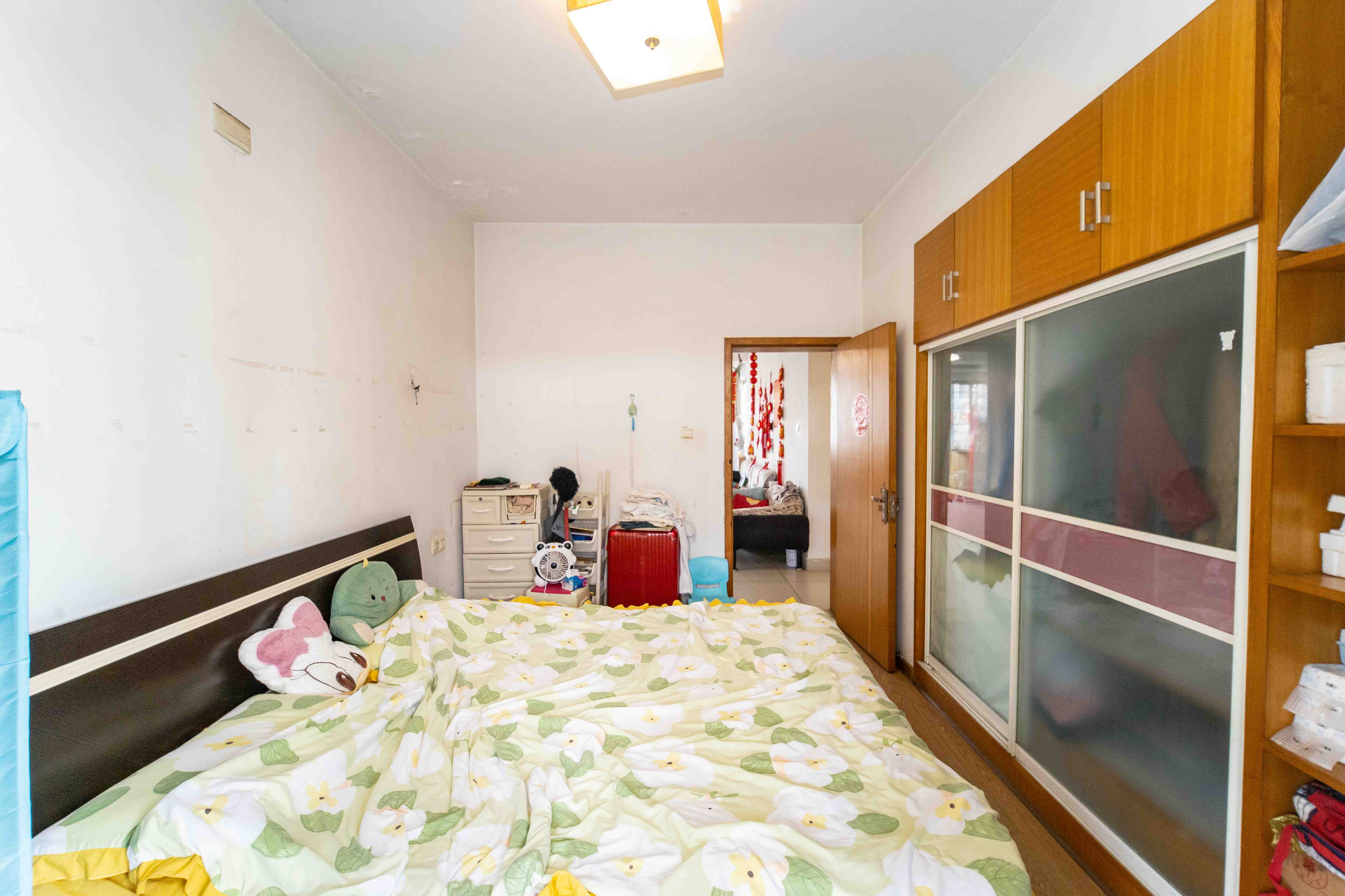众立小区  3室2厅2卫   76.00万卧室