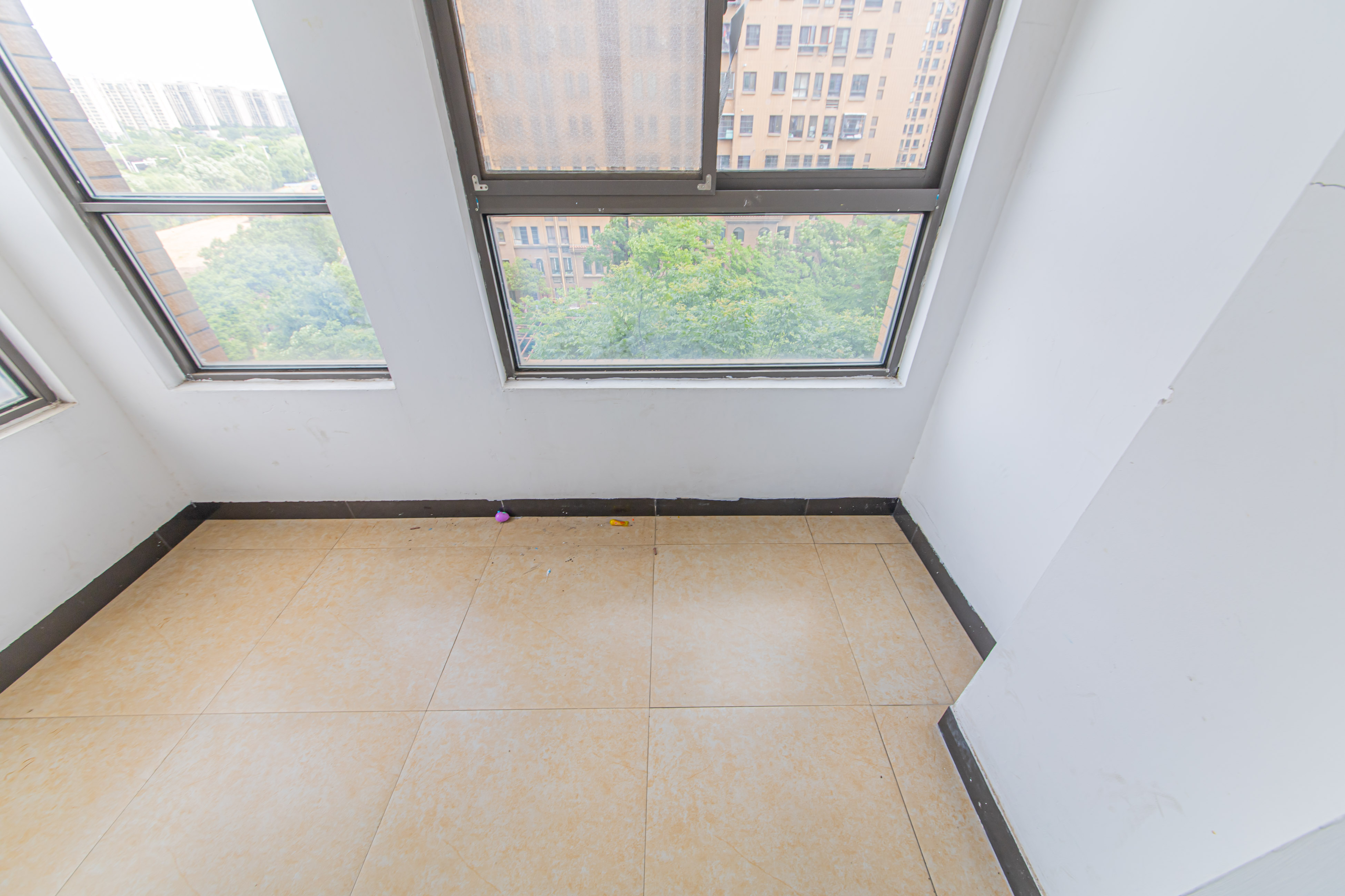 中信凯旋蓝岸(中信新城三期) 3室2厅1卫 84.0万 中信凯旋蓝岸(中信新城三期) 3室2厅1卫 84.0万阳台