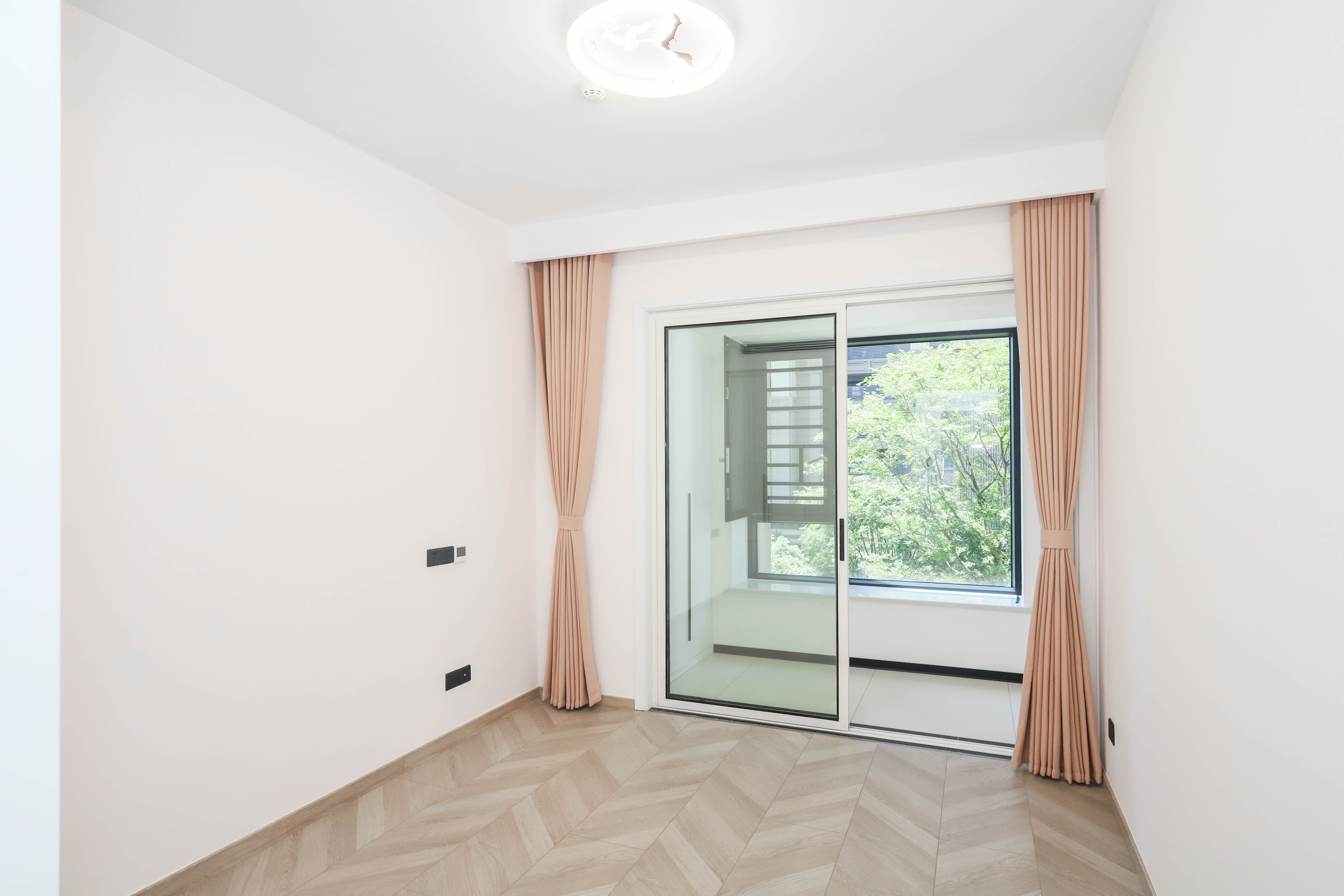 建发央著  4室2厅2卫   230.00万卧室