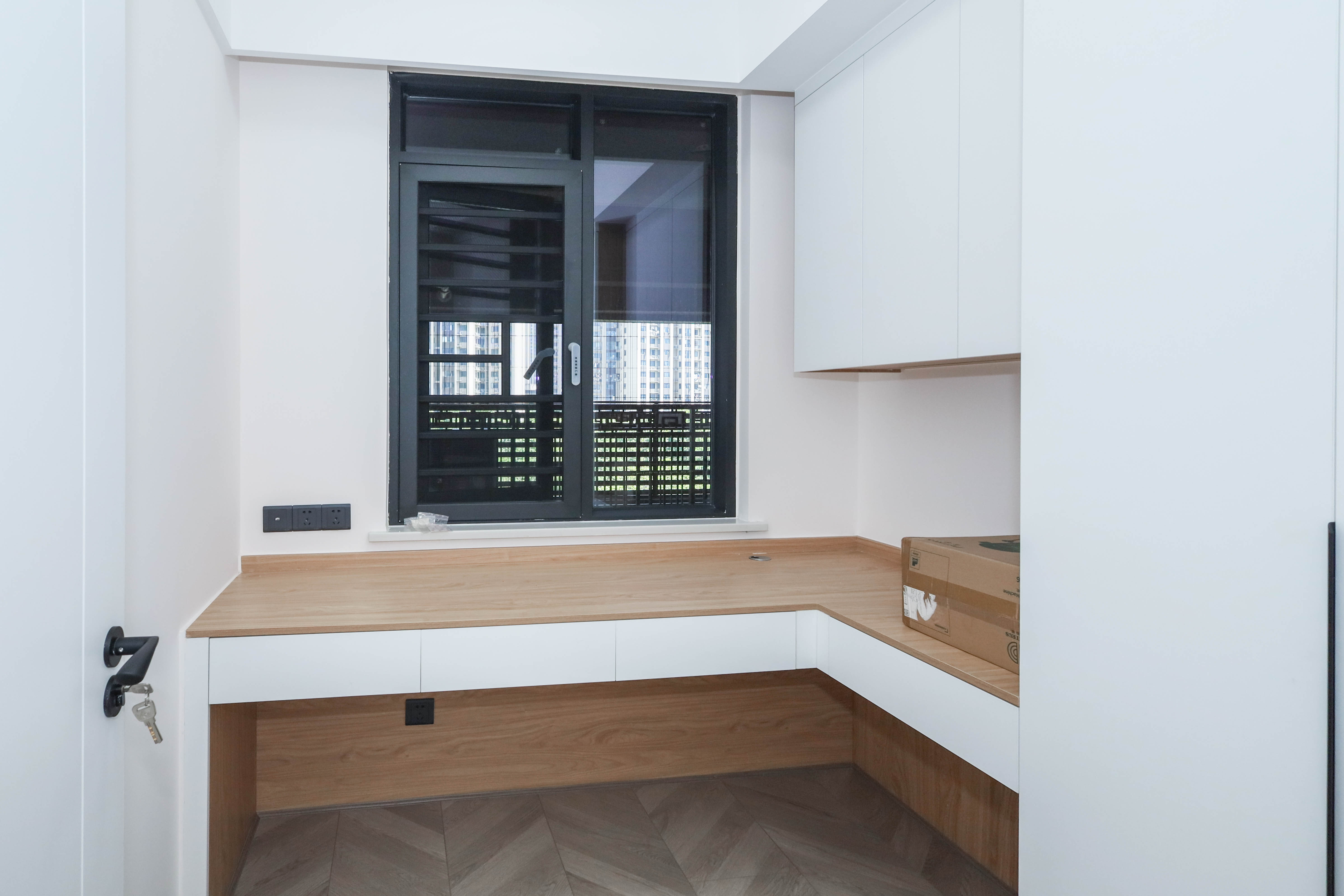 建发央著  4室2厅2卫   230.00万卧室