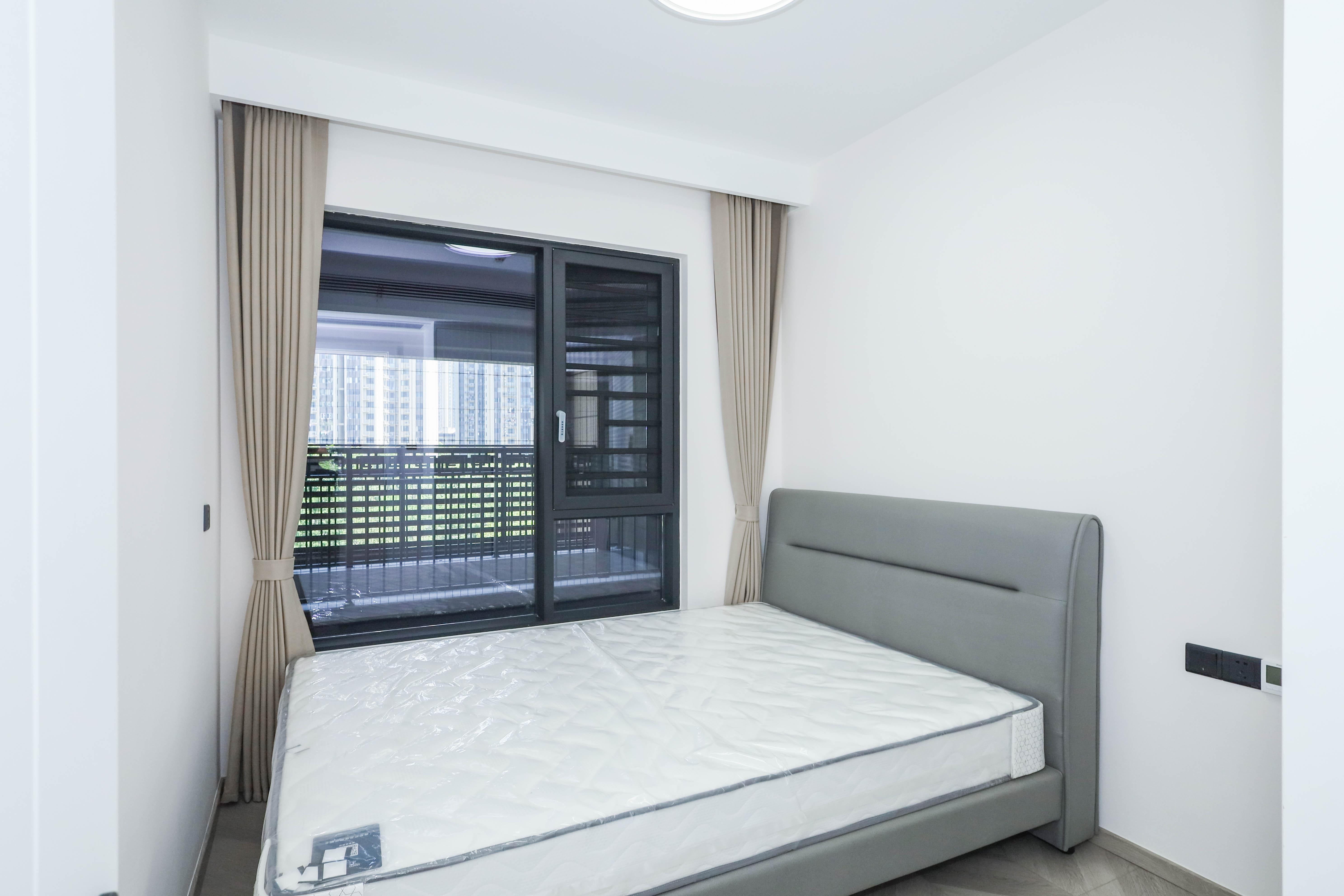 建发央著  4室2厅2卫   230.00万卧室
