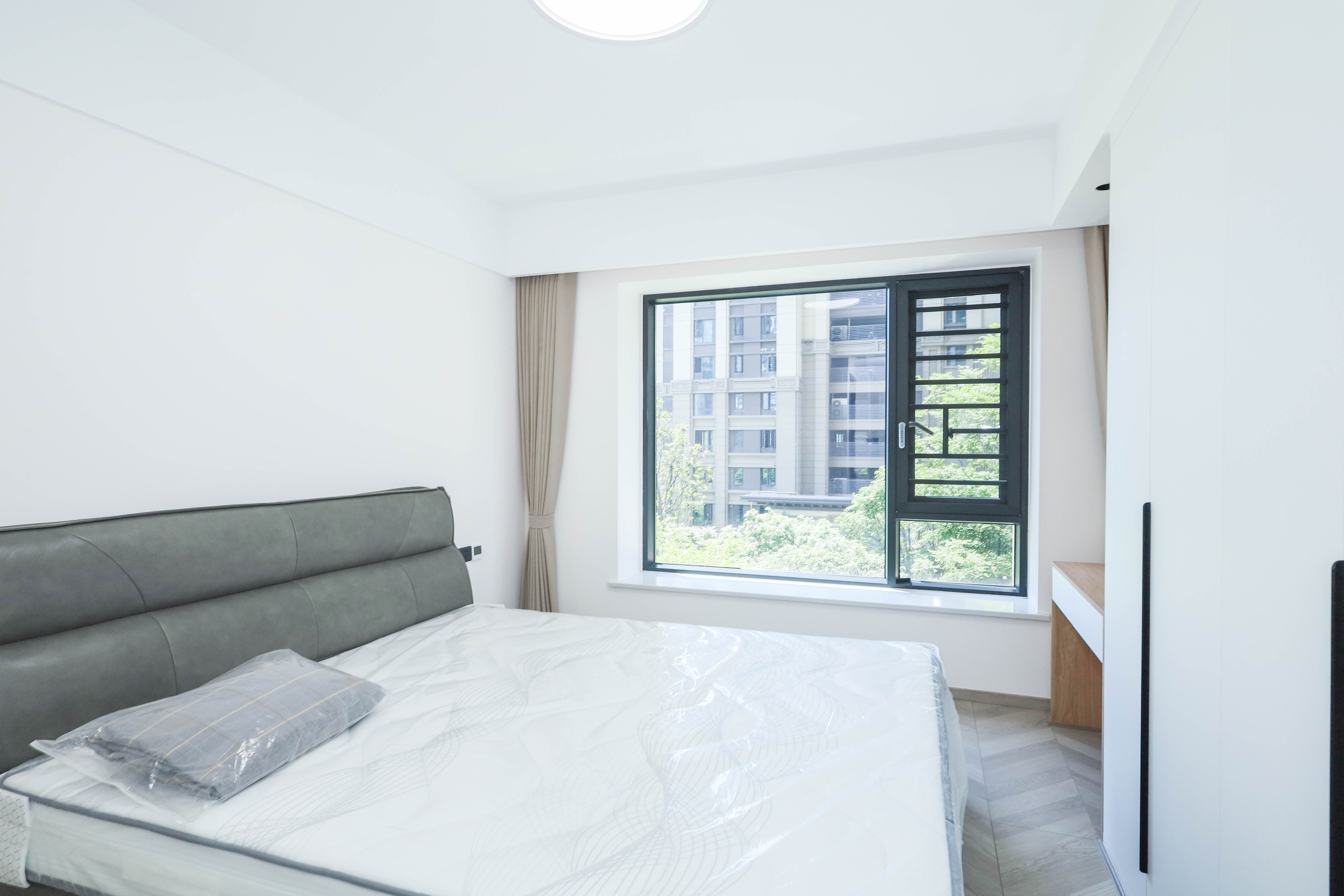 建发央著  4室2厅2卫   230.00万卧室