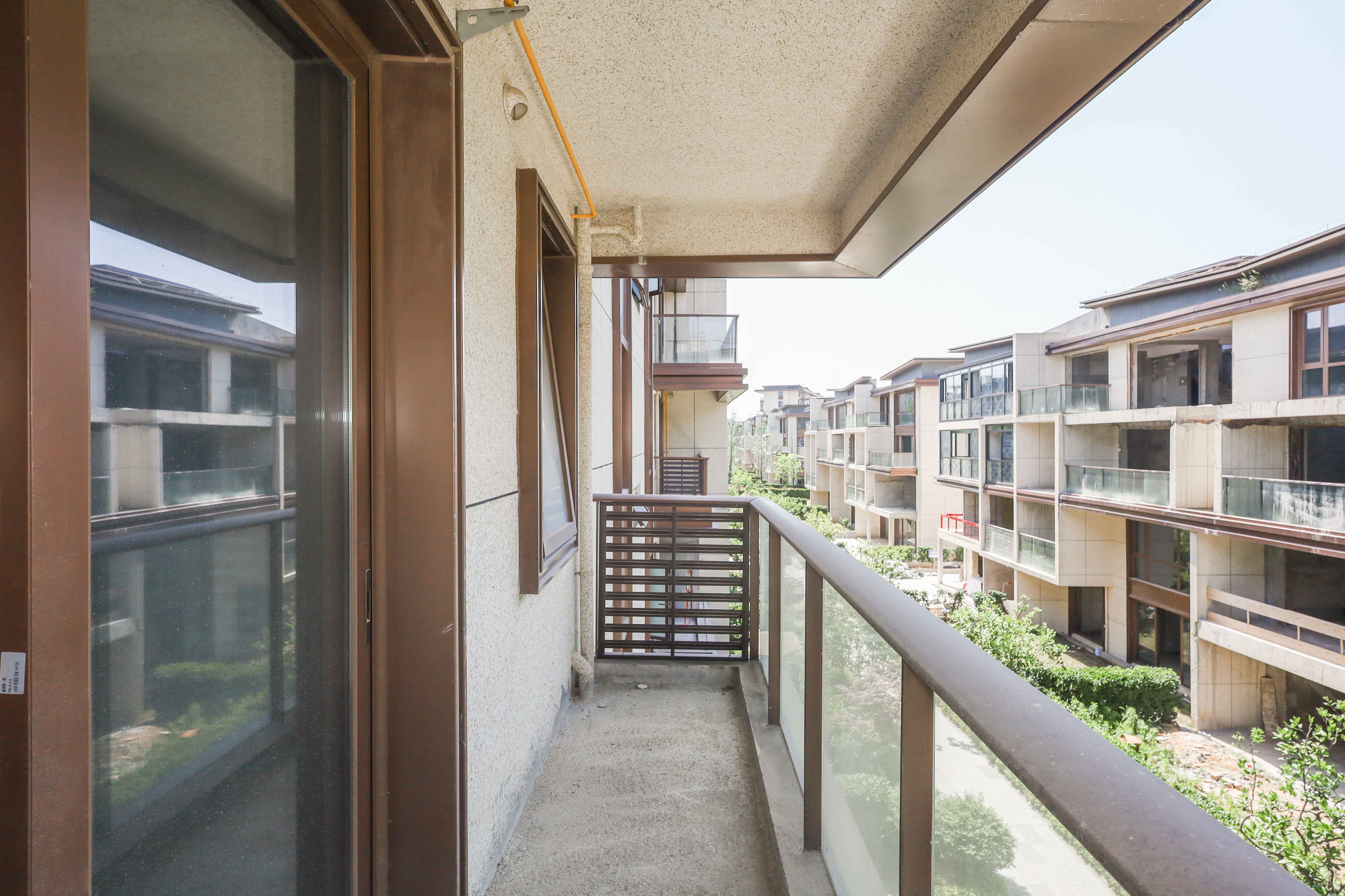 绿地麓湖郡  4室2厅3卫    320.0万 绿地麓湖郡  4室2厅3卫    320.0万阳台