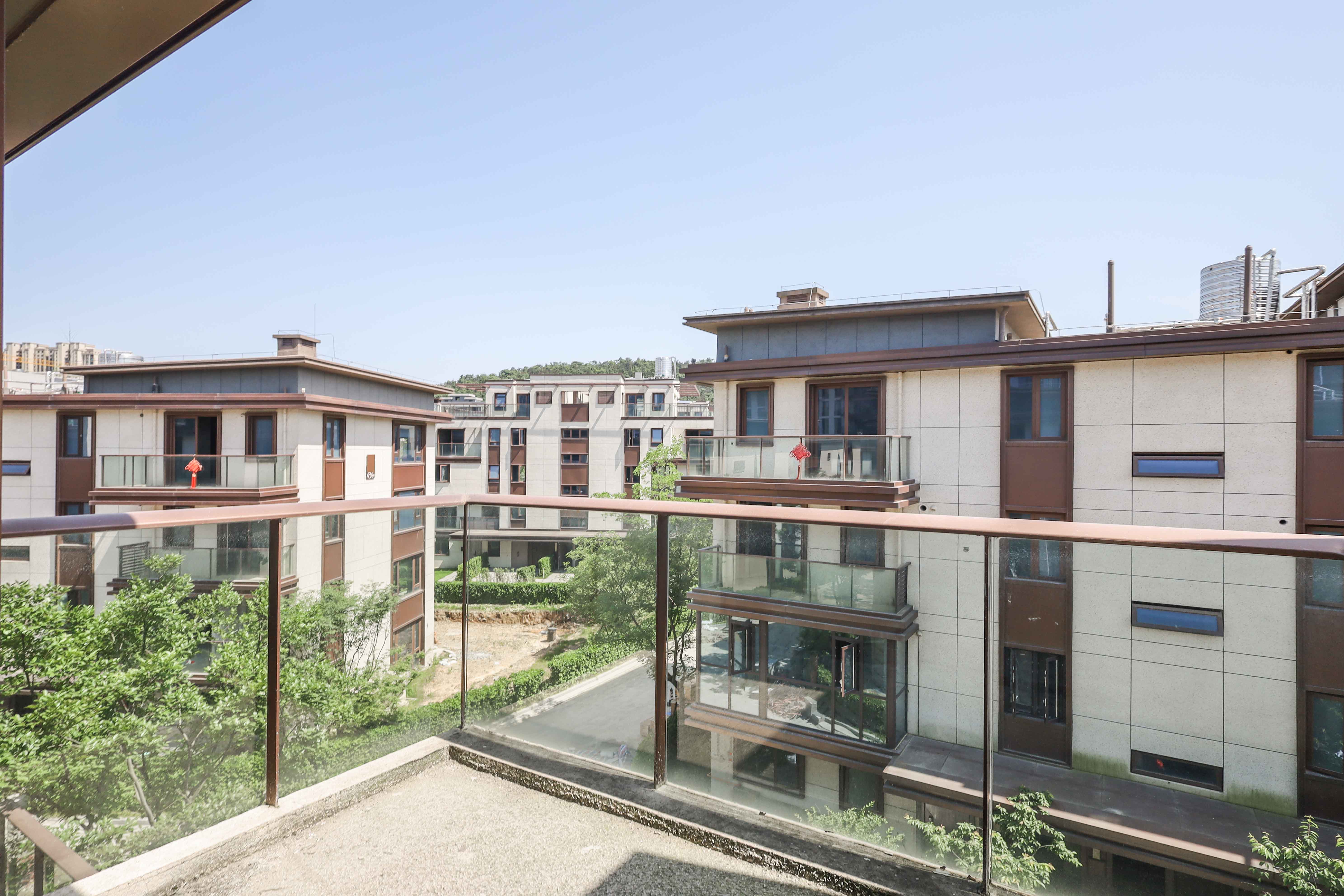 绿地麓湖郡  4室2厅3卫    320.0万 绿地麓湖郡  4室2厅3卫    320.0万阳台