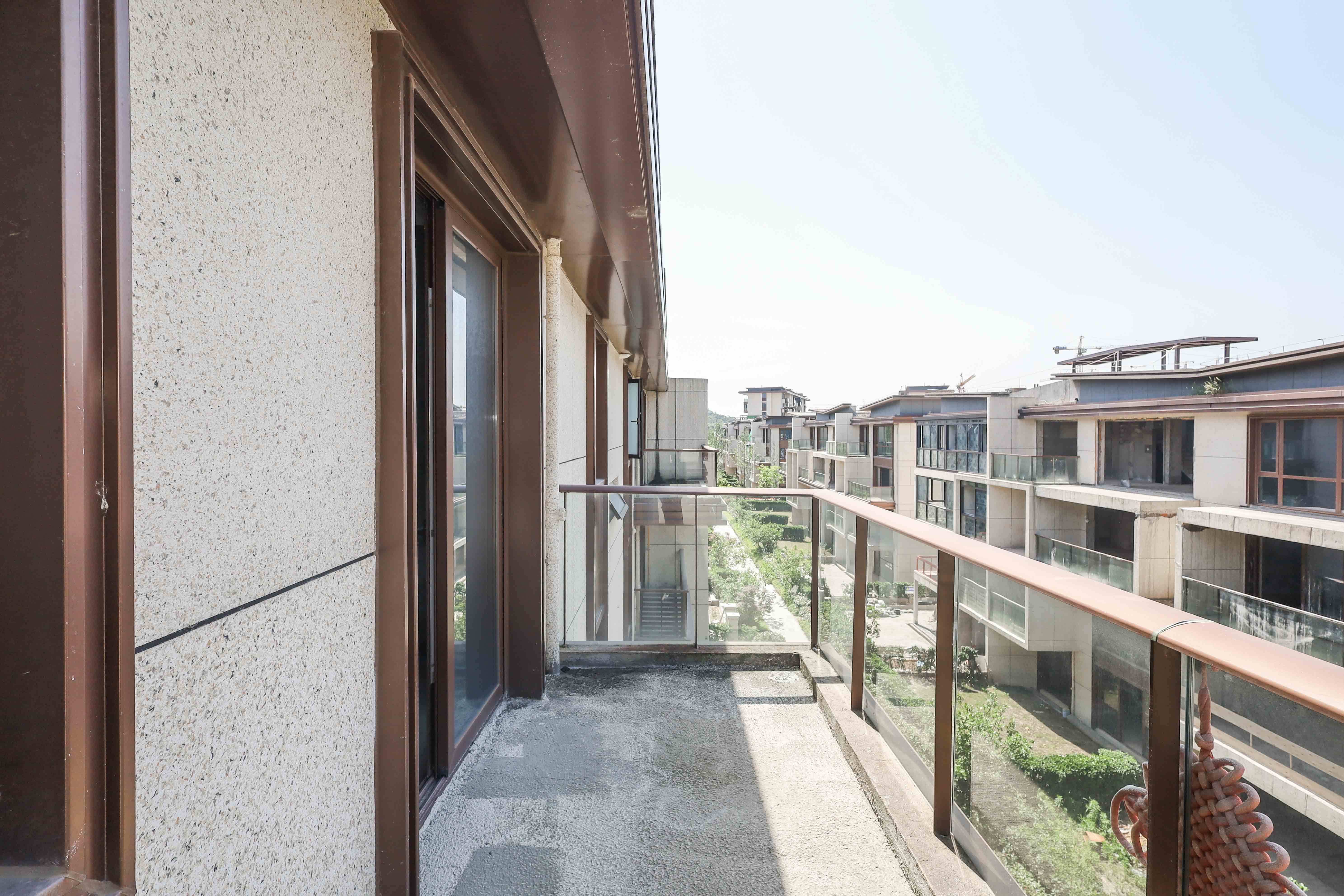 绿地麓湖郡  4室2厅3卫    320.0万 绿地麓湖郡  4室2厅3卫    320.0万阳台