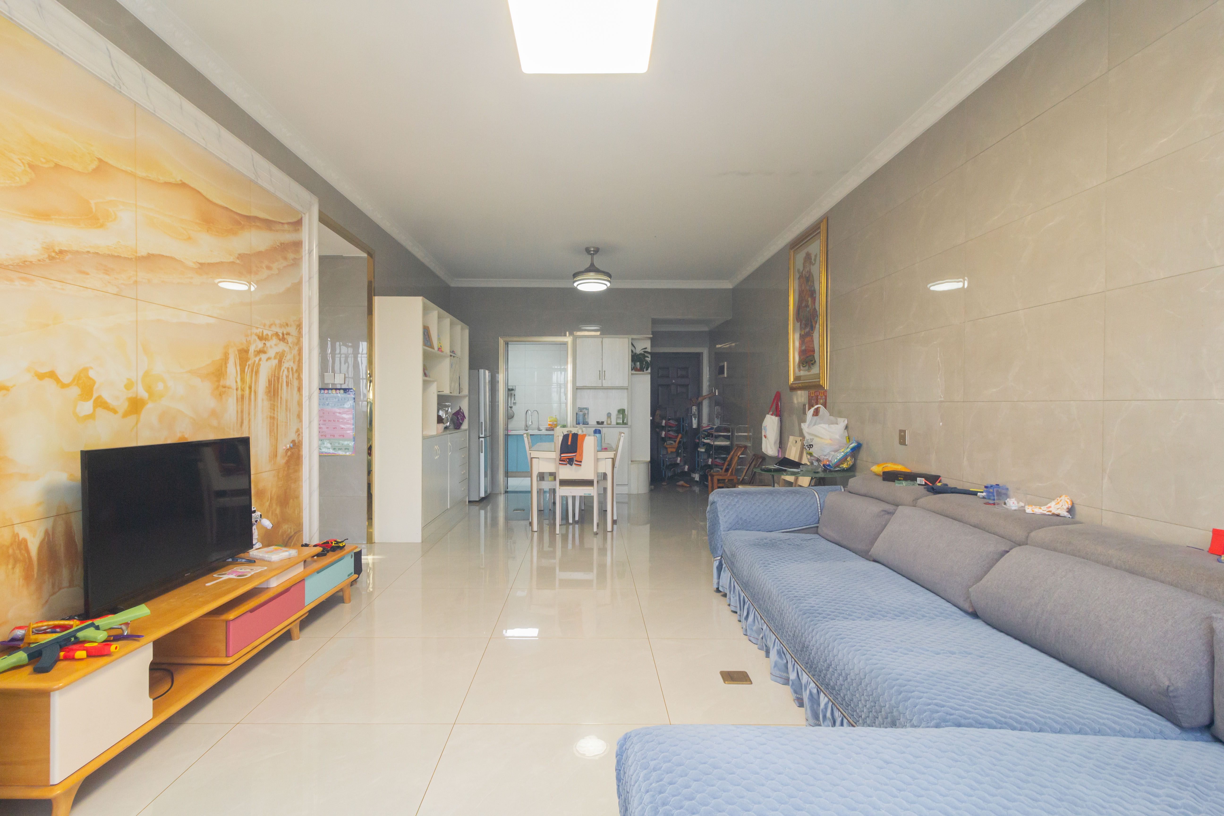 财汇新天地(财汇商务广场) 3室2厅2卫 88.8万 财汇新天地(财汇商务广场) 3室2厅2卫 88.8万客厅