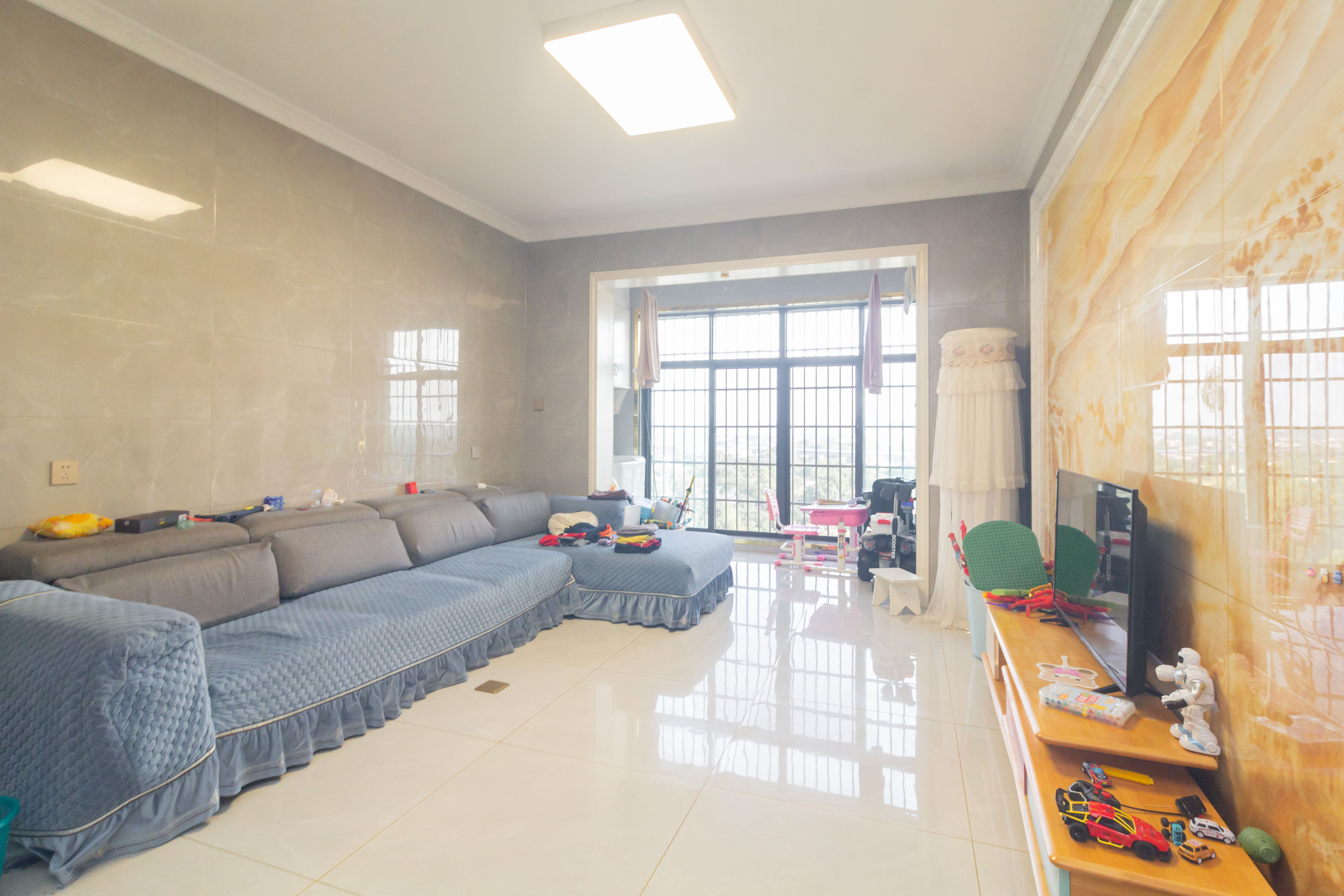 财汇新天地(财汇商务广场) 3室2厅2卫 88.8万 财汇新天地(财汇商务广场) 3室2厅2卫 88.8万客厅