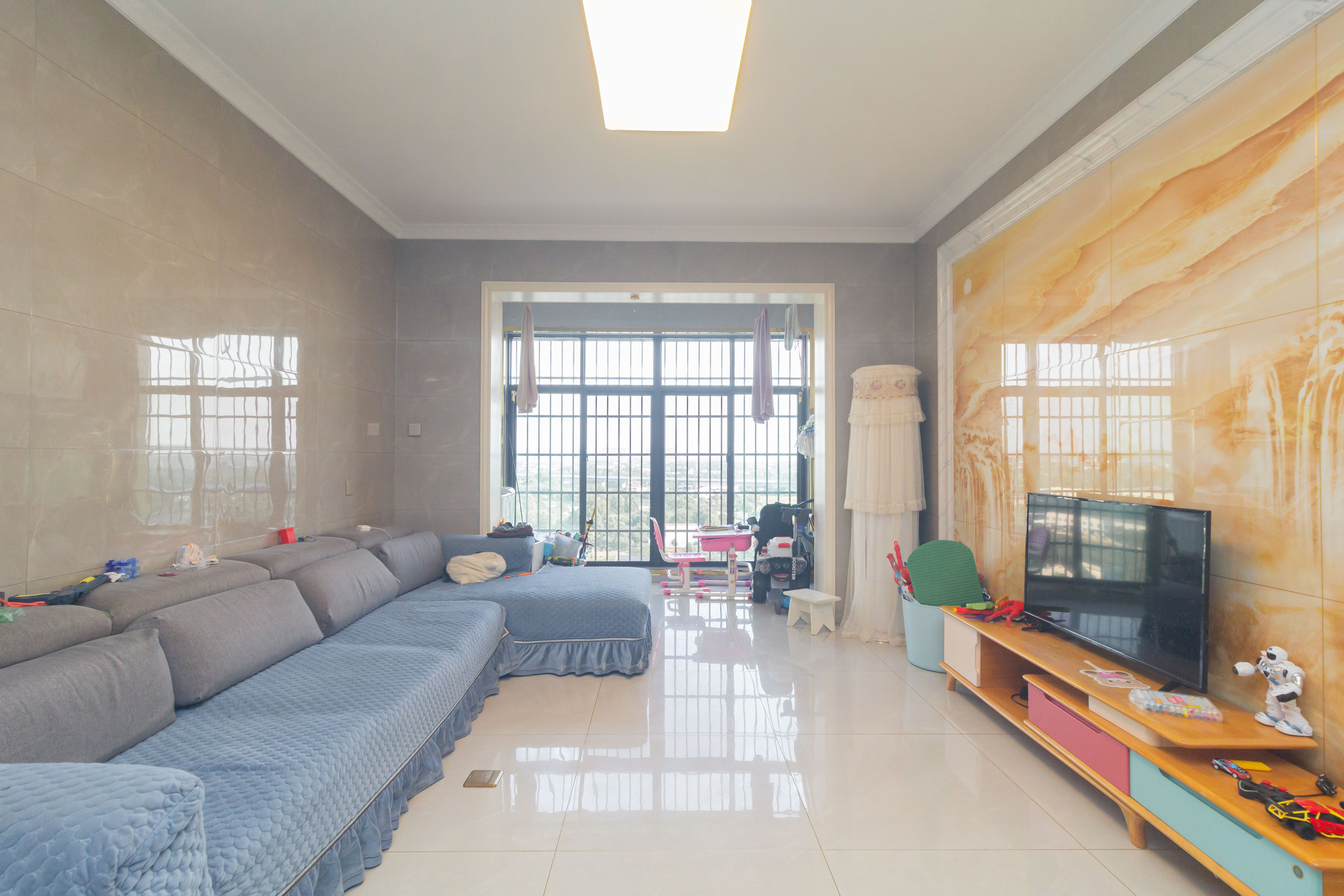 财汇新天地(财汇商务广场) 3室2厅2卫 88.8万 财汇新天地(财汇商务广场) 3室2厅2卫 88.8万客厅