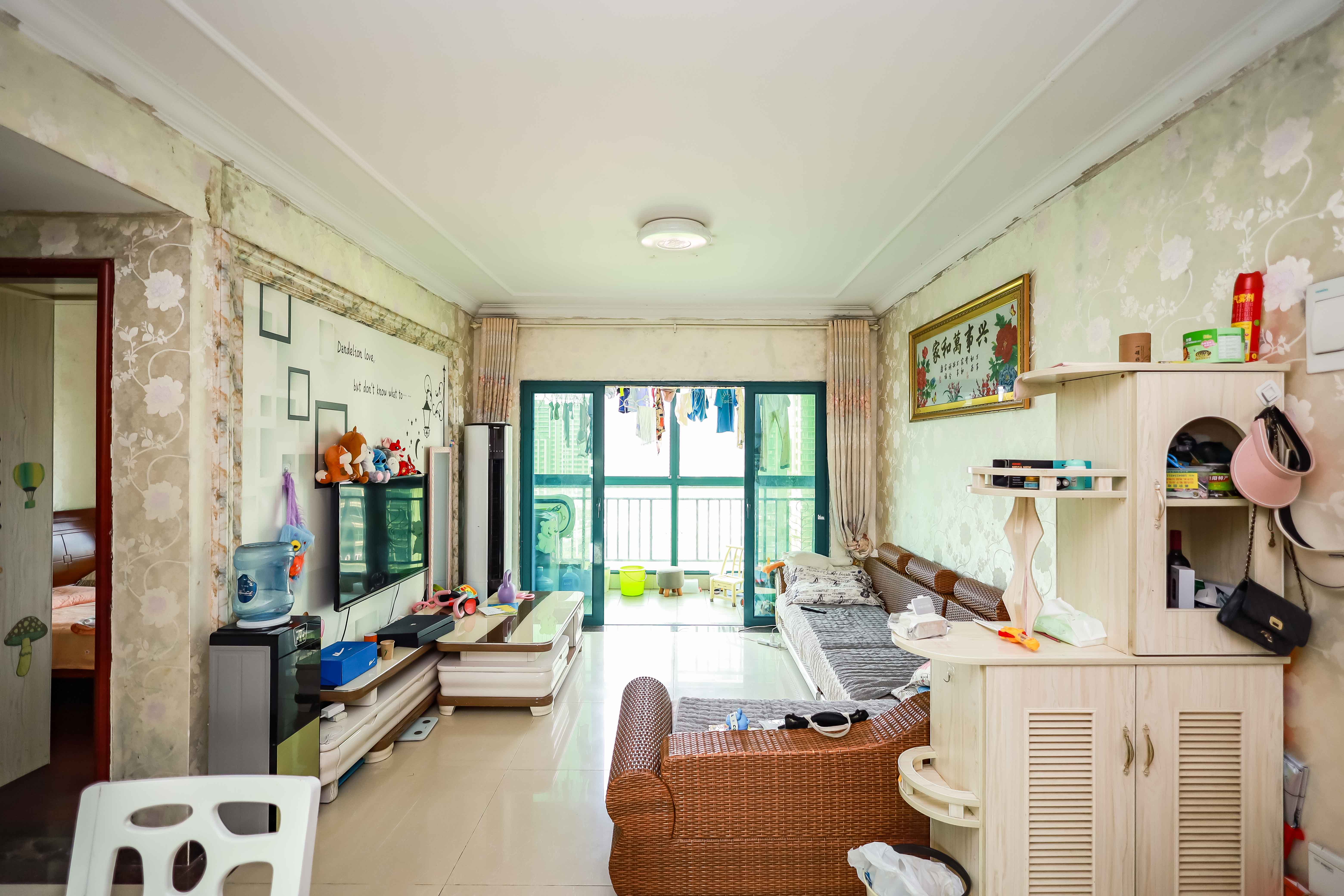 恒大华府  3室2厅1卫    138.0万客厅