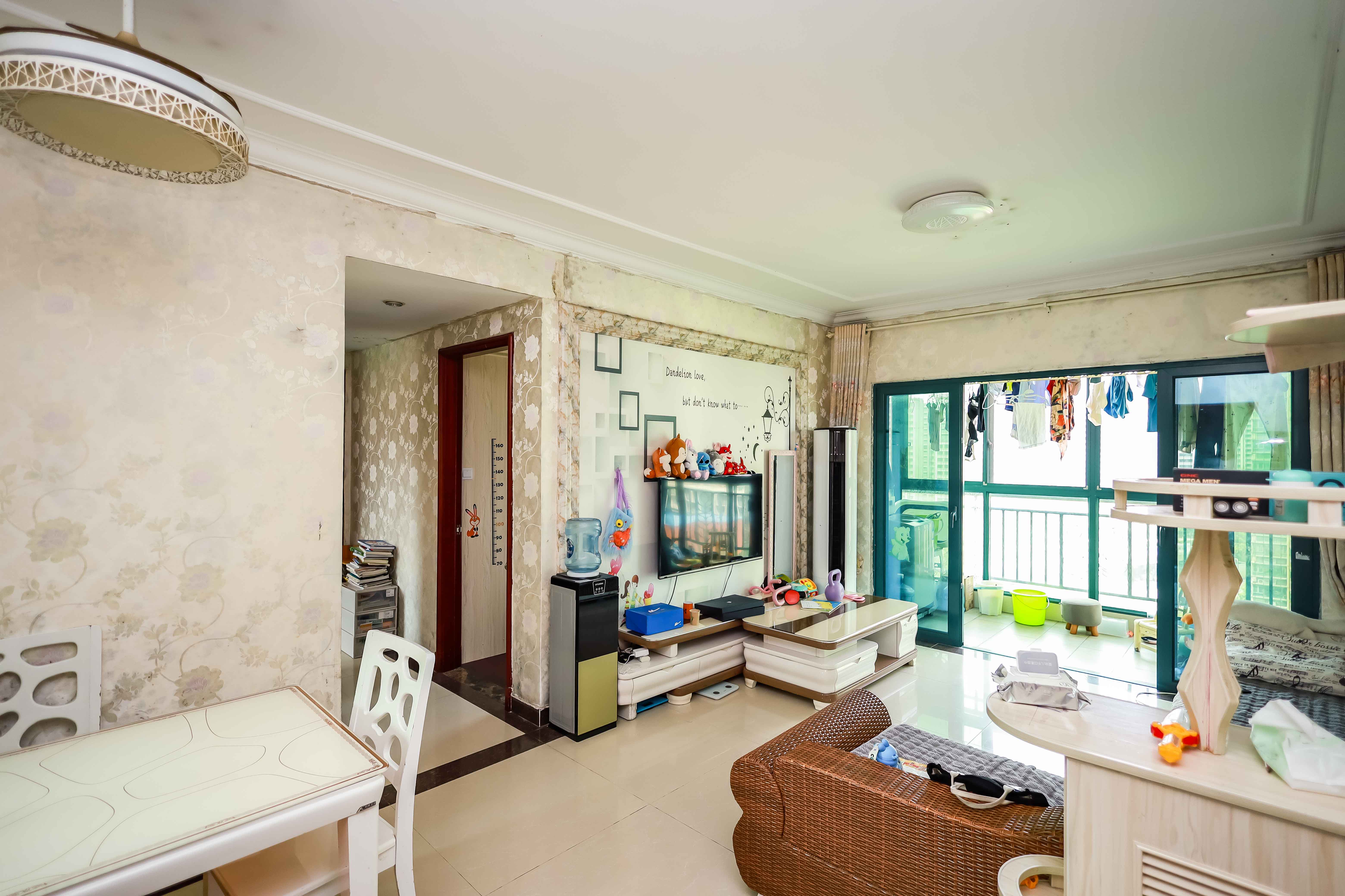 恒大华府  3室2厅1卫    138.0万客厅