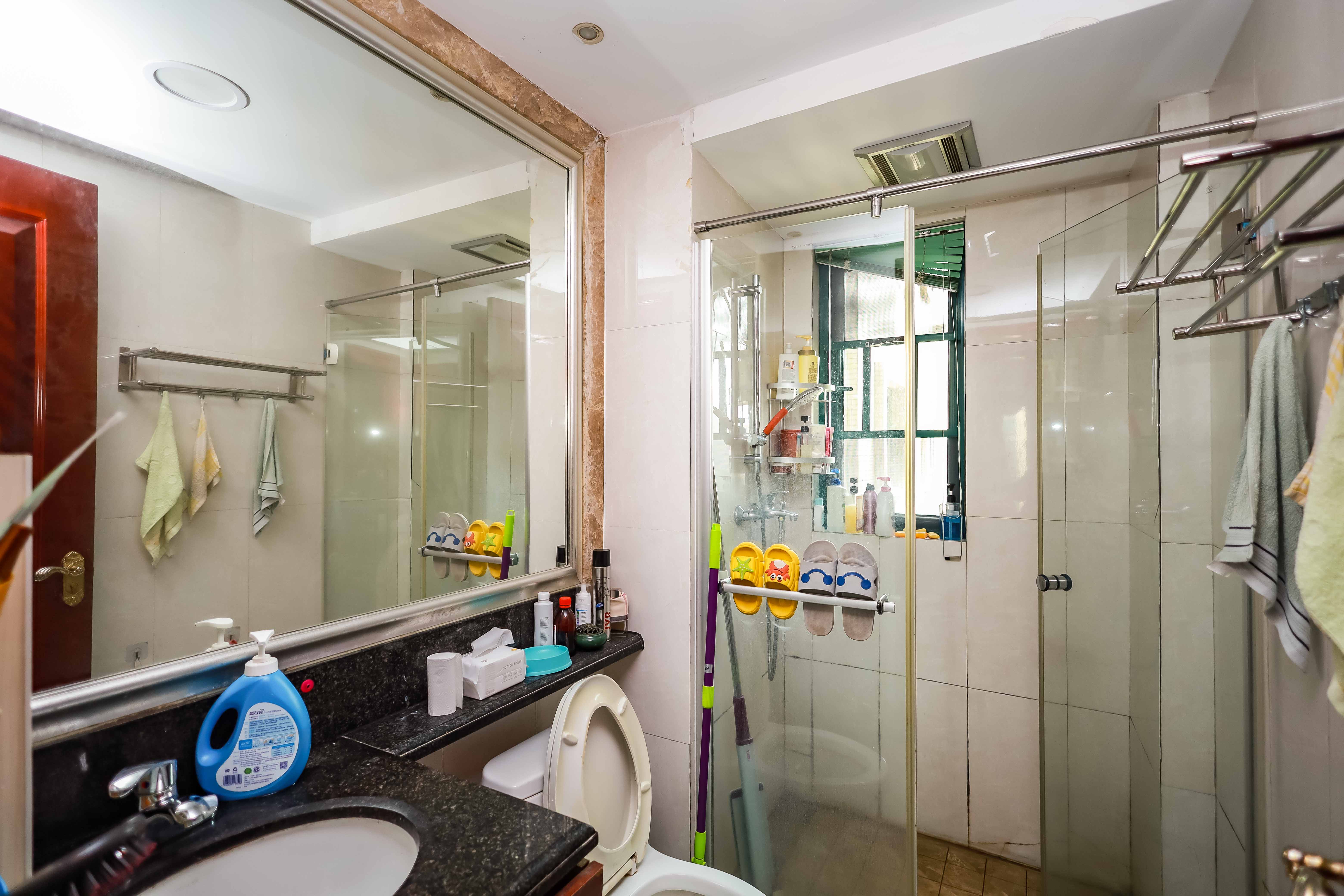 恒大华府  3室2厅1卫    138.0万卫生间