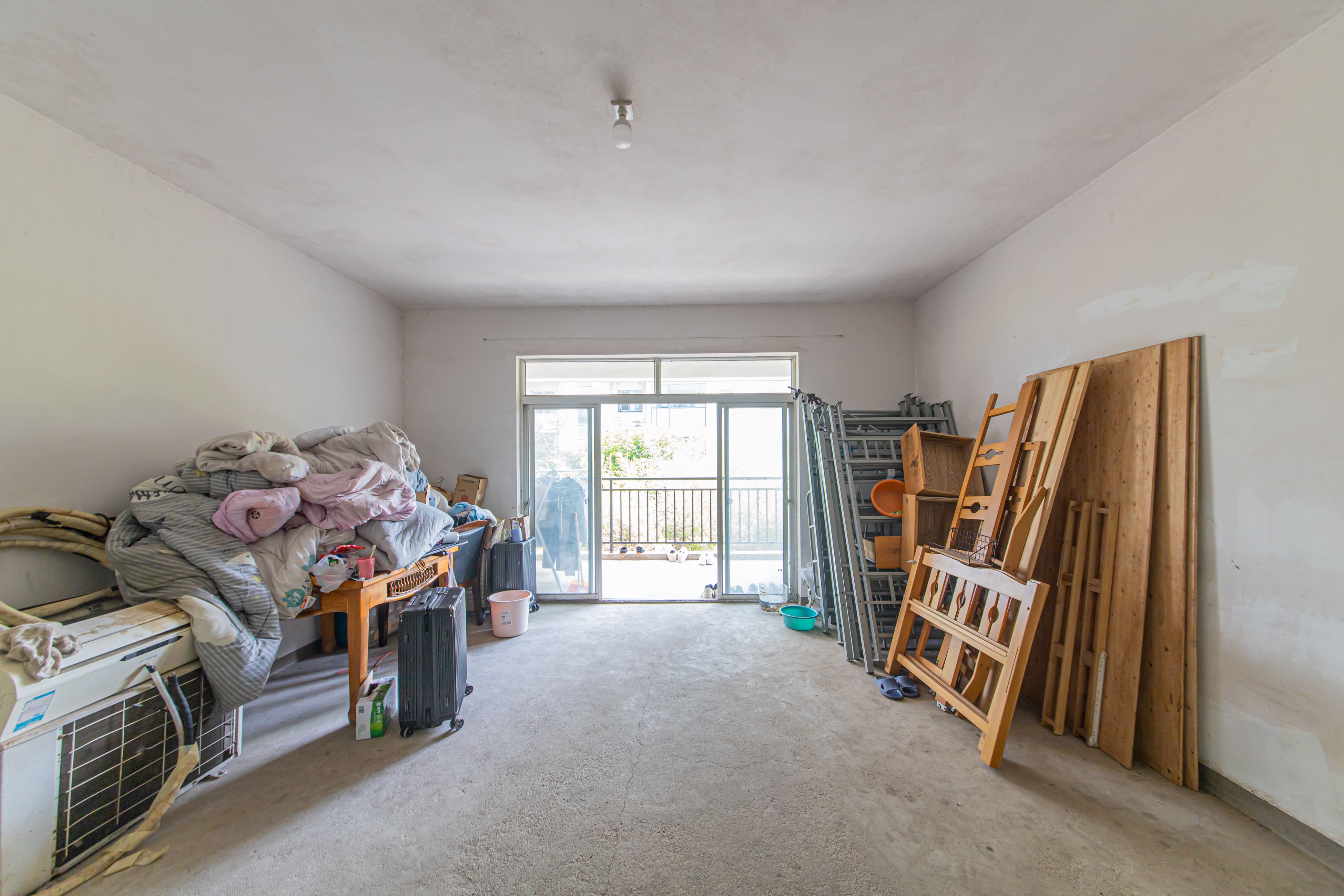 九峰小区(一二三四区) 4室2厅2卫 248.0万 九峰小区(一二三四区) 4室2厅2卫 248.0万客厅