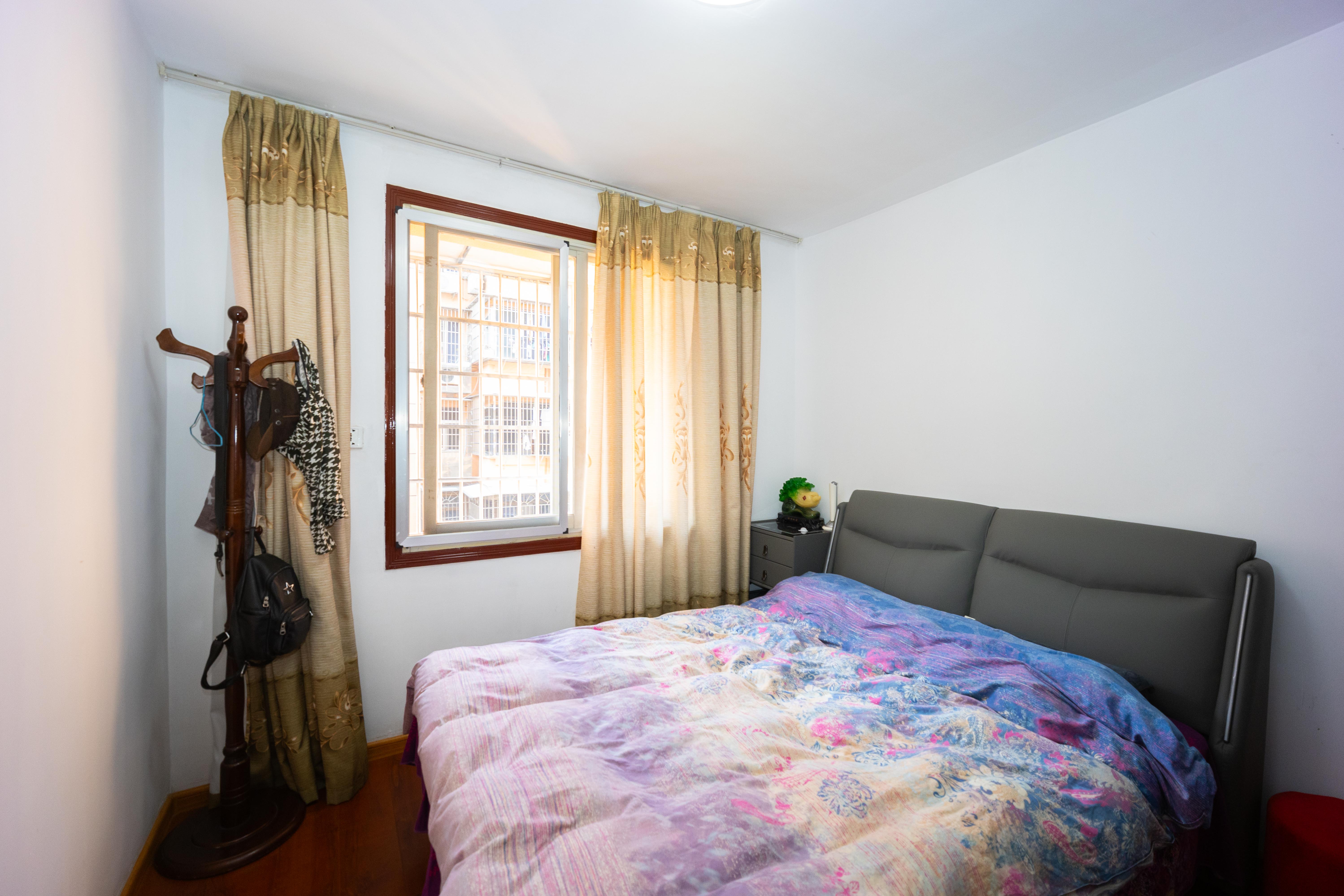 杏花园小区  2室1厅1卫    40.0万 杏花园小区  2室1厅1卫    40.0万卧室