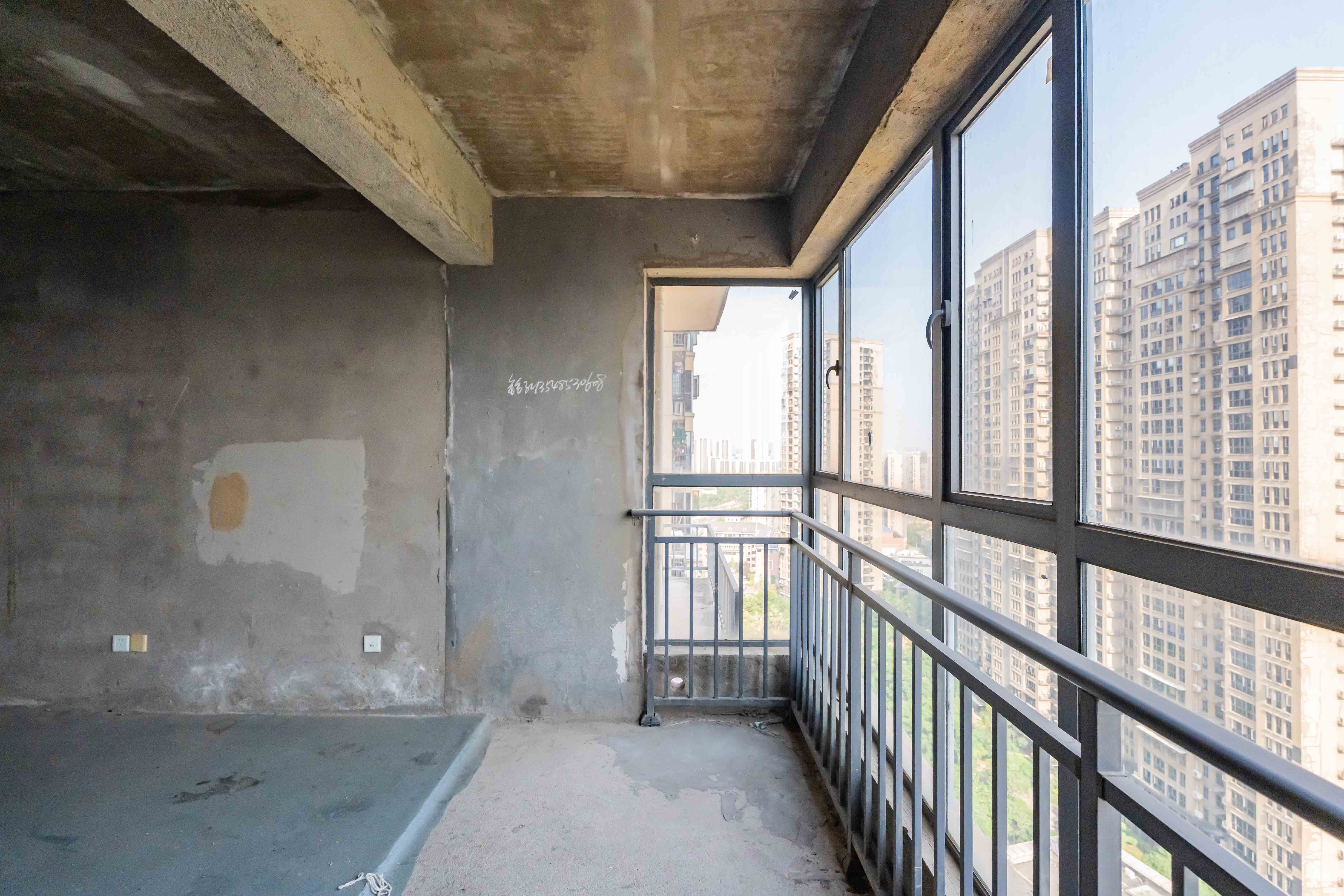 悦湖山  4室2厅2卫    58.0万阳台