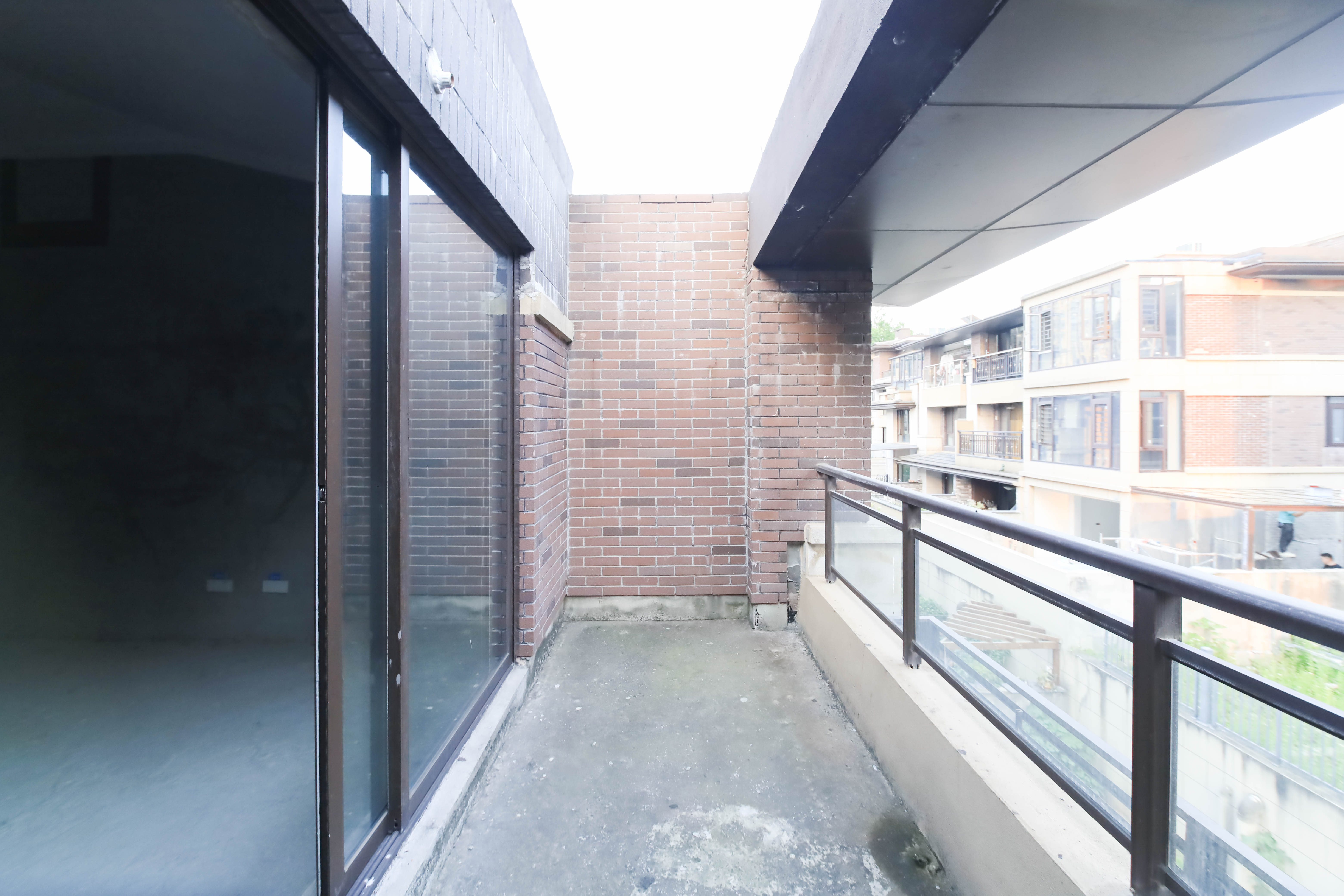 保利城（中航城国际社区、郡原美村）  4室2厅2卫   325.00万阳台
