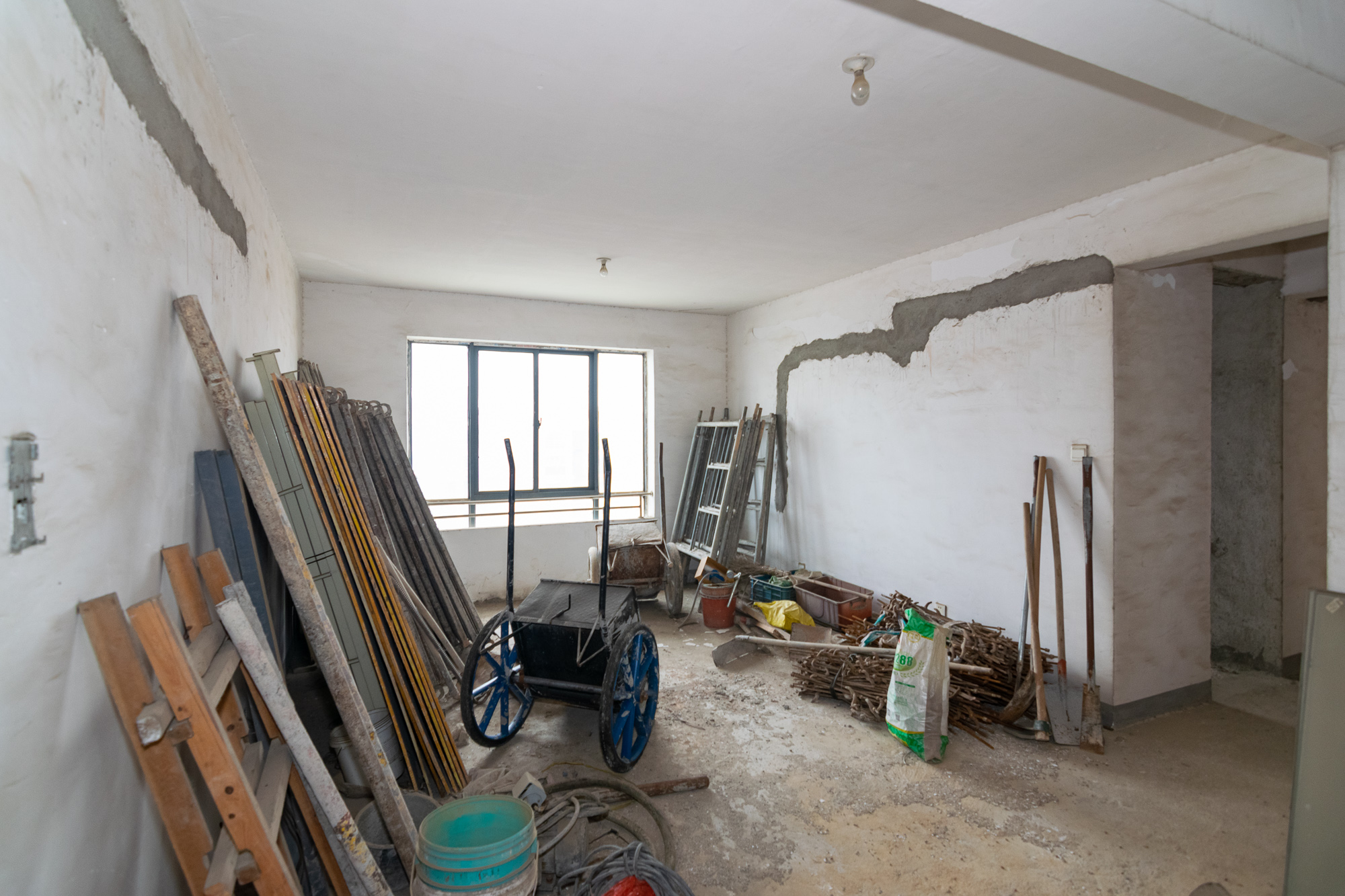 新雅黄金苑 5室2厅2卫 84.8万 新雅黄金苑 5室2厅2卫 84.8万客厅