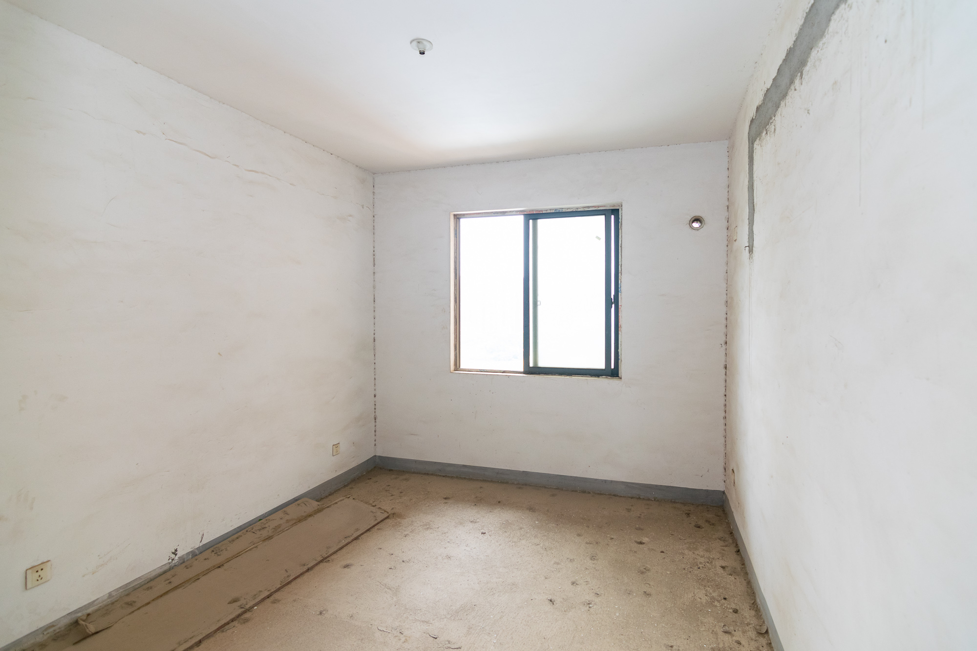 新雅黄金苑 5室2厅2卫 84.8万 新雅黄金苑 5室2厅2卫 84.8万卧室