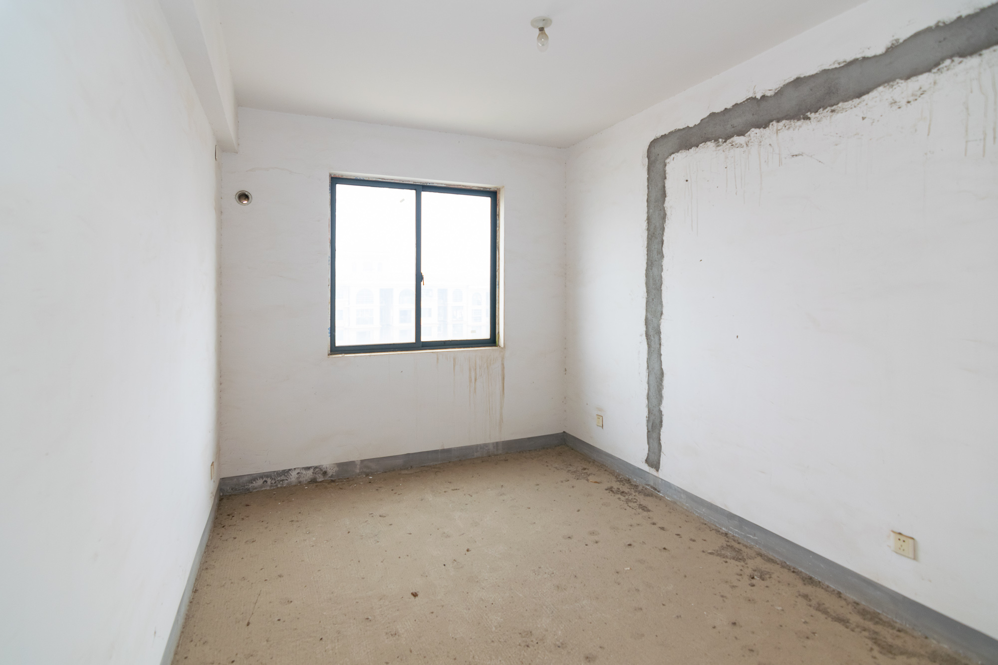 新雅黄金苑 5室2厅2卫 84.8万 新雅黄金苑 5室2厅2卫 84.8万卧室