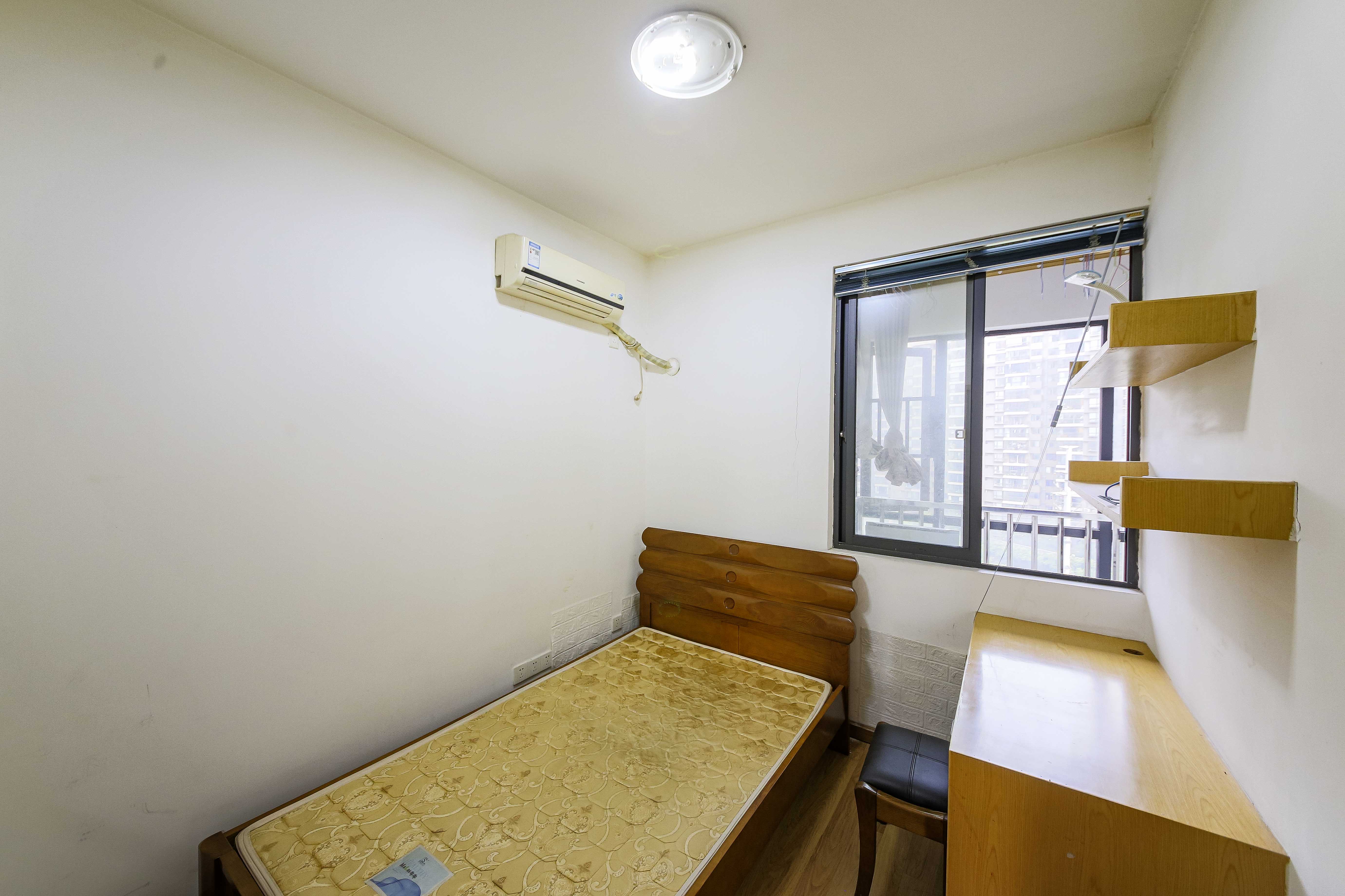 和庄  3室2厅1卫   105.00万卧室