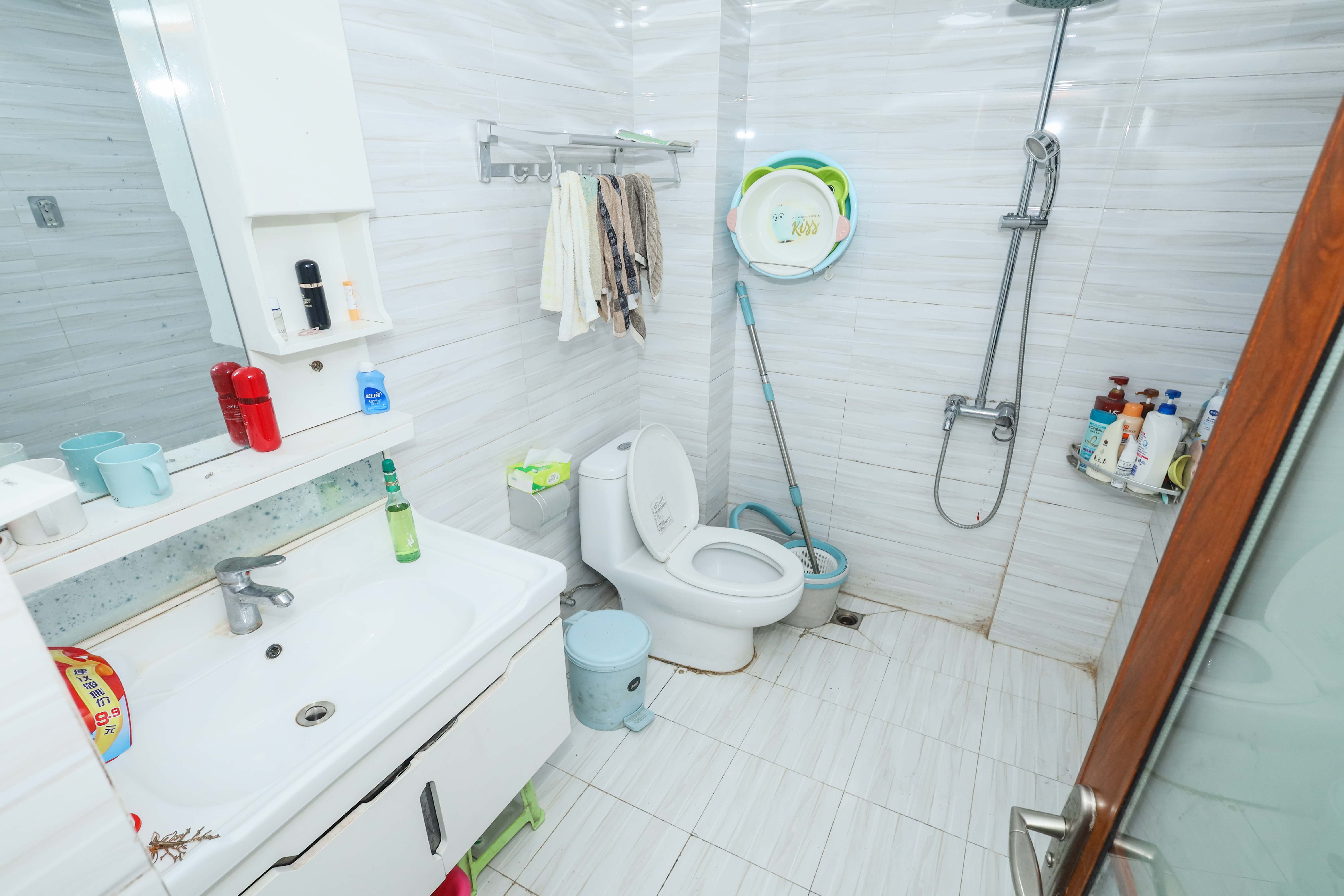 保利麓谷林语E区  3室2厅1卫   86.00万卫生间