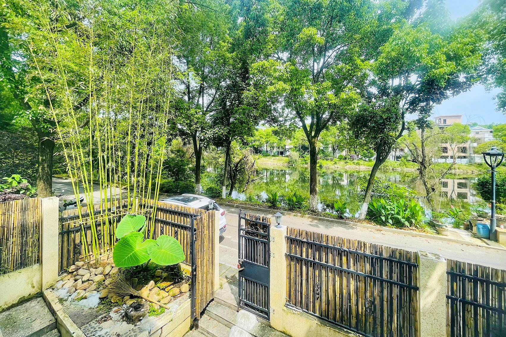 银宏小区  6室2厅2卫   310.00万其他