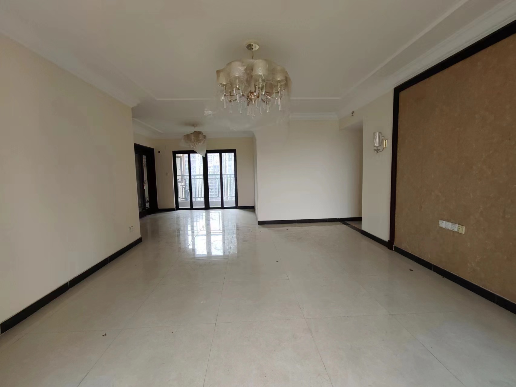 恒大华府 4室2厅2卫 152.8万 恒大华府 4室2厅2卫 152.8万室内图