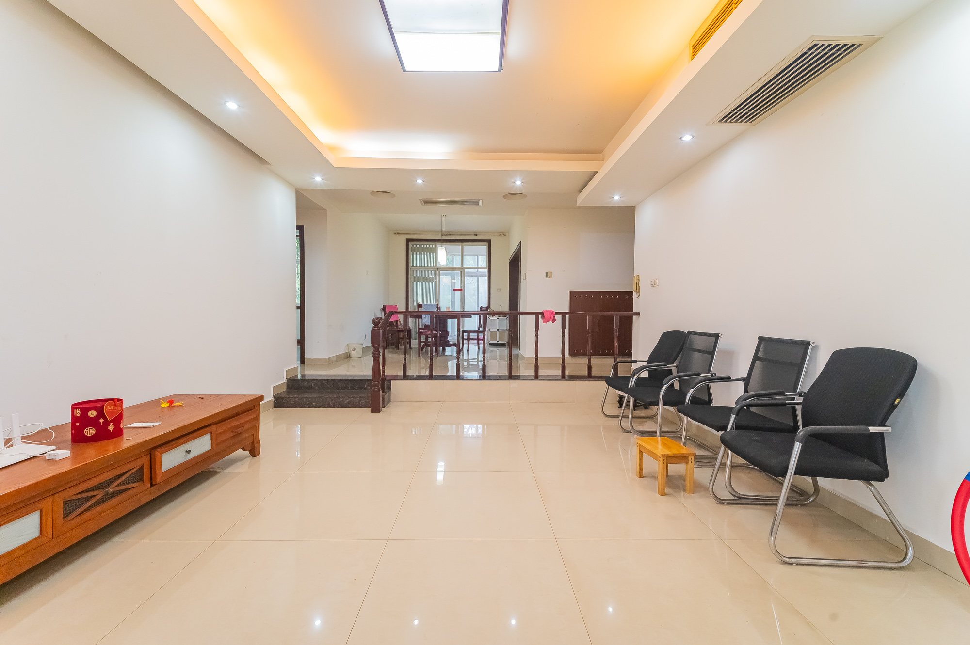 山水人家一二期 4室2厅2卫 130.0万 山水人家一二期 4室2厅2卫 130.0万客厅