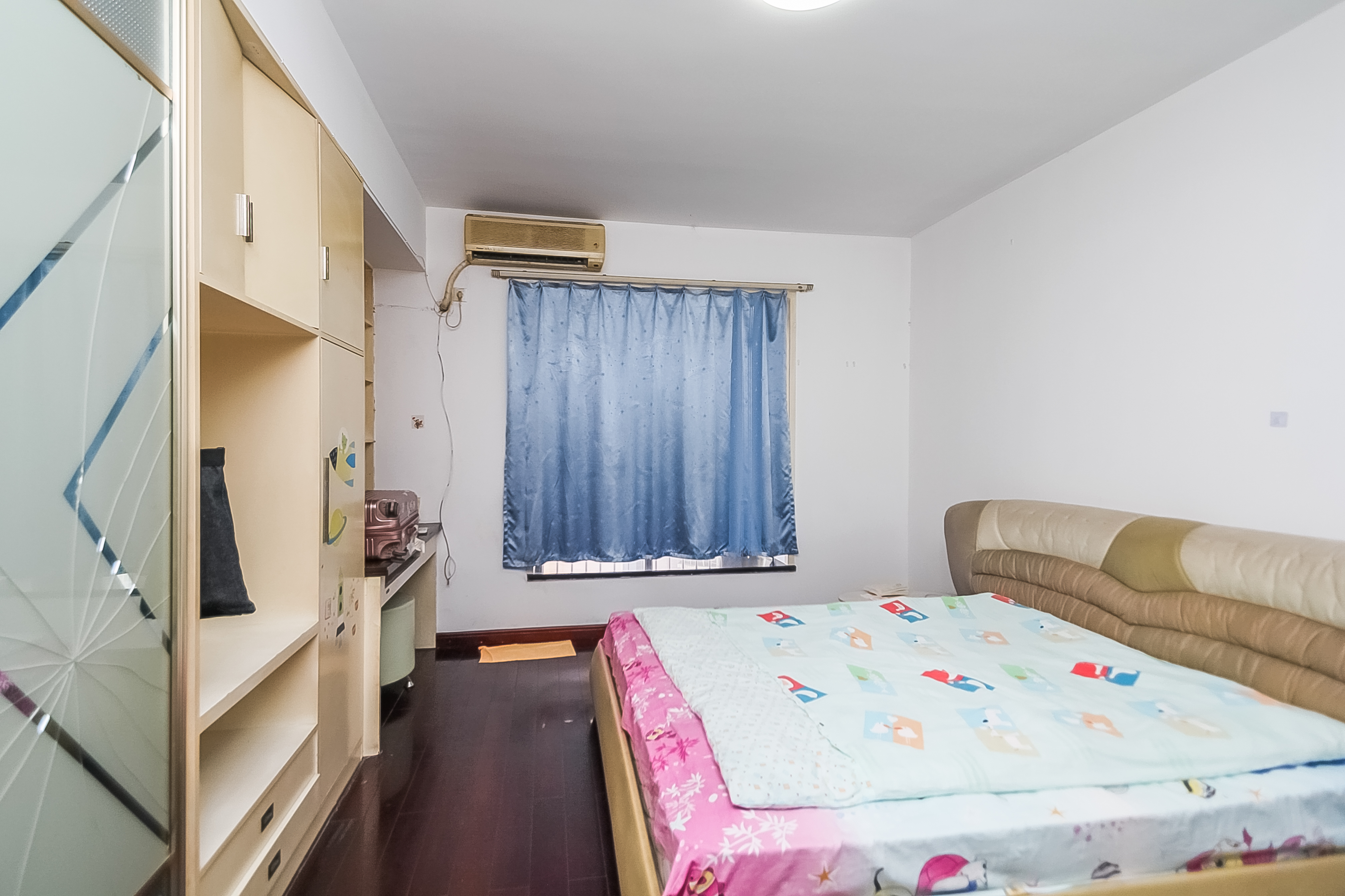 湘银嘉园 4室2厅1卫 140.0万 湘银嘉园 4室2厅1卫 140.0万卧室